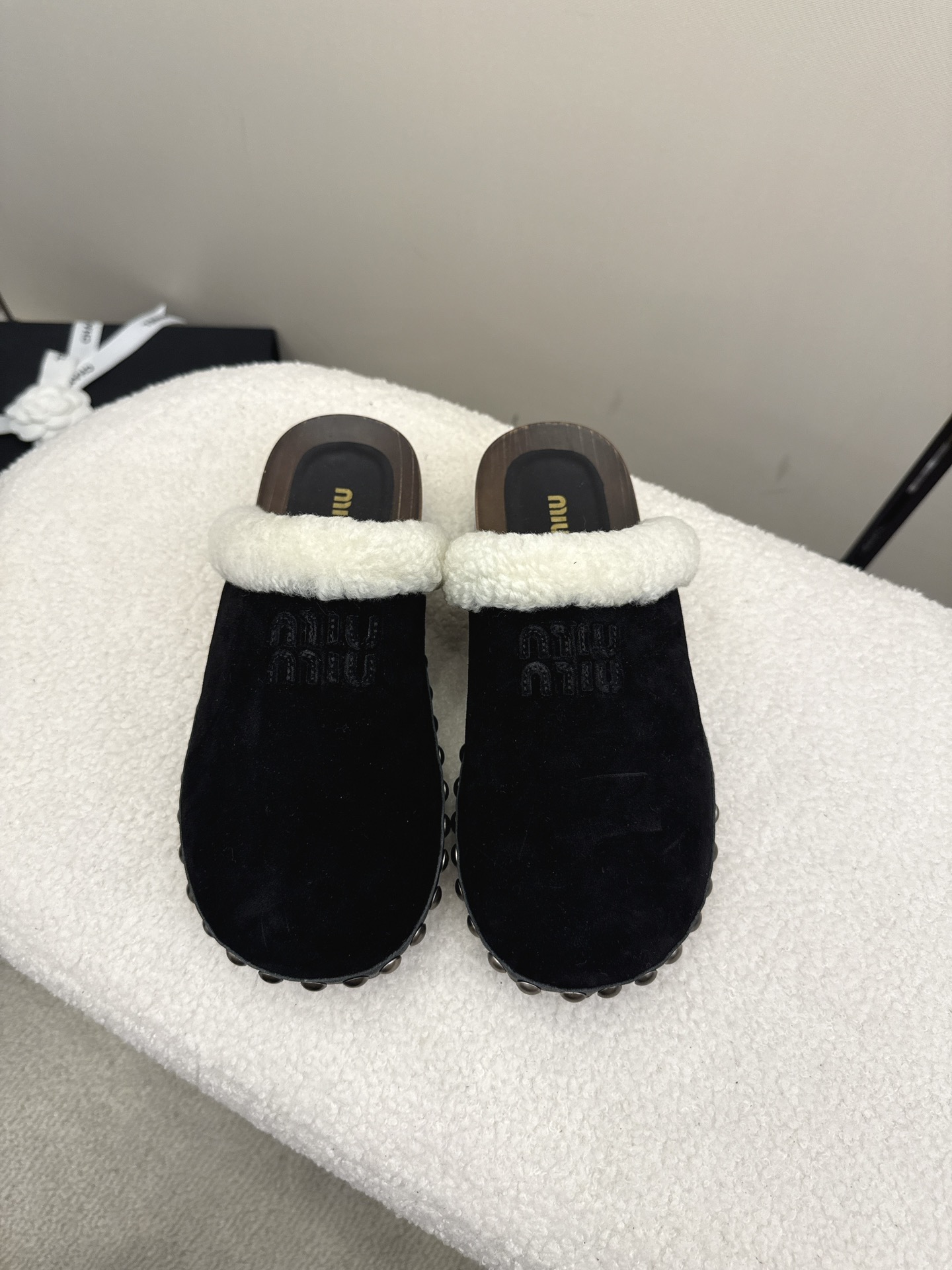 NO:464053,| 4 The embellishment of Miu Miu French milk-flavored toe is a magical skill!  It won't overshadow the audience, but it adds a lot of cute girlish feel to these shoes!  The large U-mouth design embosses the ankle lines so slender that the whole person looks tall and elegant. Whether it is paired with a fairy skirt or a pair of jeans, it can look very fashionable and beautiful. This is the charm of Miu's home. The skin-friendly mixed goat leather material is stitched inside and the tender sheepskin touch. Even if you wear naked feet, there is no pressure. Everyone will understand the overall softness of the shoes when you receive the goods!  Size35-40 (40 custom made without return or exchange), fur shoes semi-trailer, miumiu, skirts, jeans, sheepskin19860909| 4   缪缪法式奶香鞋头点缀是妙笔神功！不会喧宾夺主 但又为这双鞋增添了不少可爱少女感！ 大U口设计将脚踝线条修饰得好纤细让整个人看起来高挑又优雅 不管是搭配仙仙的裙子 还是随意穿一条牛仔裤 都能非常洋气好看 这就是miu家的魅力. 内里缝合亲肤的混种山羊皮料柔嫩的羊皮触感 哪怕裸脚穿 都毫无压力 鞋子整体的柔软度大家收到货就明白了！ Size35-40（40定做不退换),毛毛鞋半拖,miumiu,skirts,jeans,sheepskin,Women's Shoes