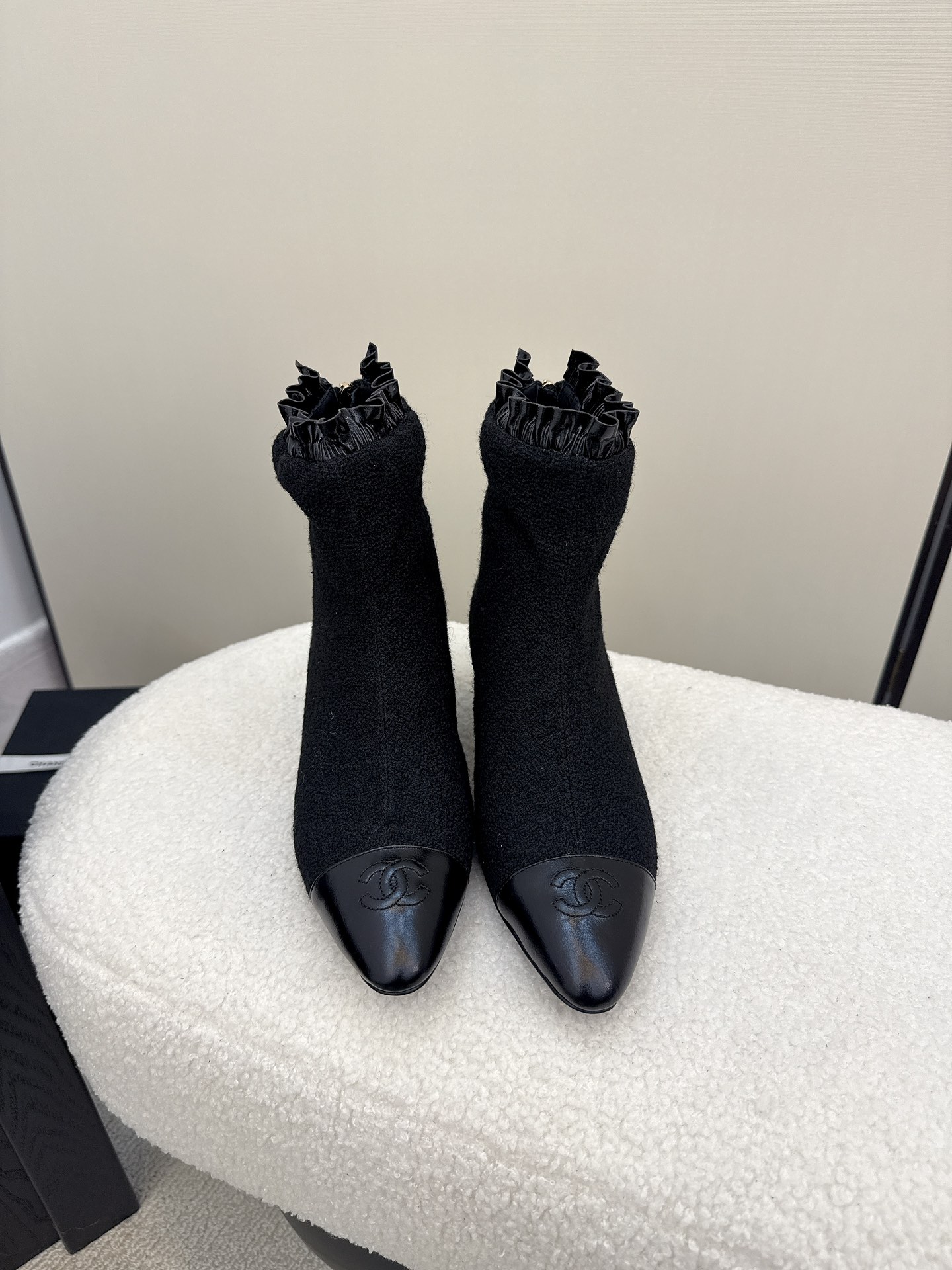 NO:464350,Top version of the District Market Currency [Spot Sale] The entire network counter is explosive and the king of code breaks, the gentle little cutie can't help but fall in love with it. The counter is purchased for 9,000!  !  !  Exclusive mold drill buckle mold opening [Flash sale of all versions in the market] Each model has authentic comparison inspection. The authentic product has been disassembled and evolved perfectly again and again. The details are beyond the authentic product. The counters in the entire network support comparison and identification. The genuine authentic grade is true, and the non-proper version supports no reason to return and exchange!  !  !  Official catalog Number of codes 34-40 are all equipped with genuine Italian packaging, boots, boots19860909顶级版本 区市场通货【现货发售】 全网专柜爆爆爆断码王,温柔小可爱会情不自禁爱上的 专柜以9000购入！！！独家模具钻扣开模【秒杀市场一切版本】每款均有正品对比验货,正品经过大拆卸,一次次完美的进化,细节走线超越正品,全网专柜支持对比鉴定,真正的正品级,不对版支持无理由包退包换！！！ 官方目录 码数34-40 均配有意大利正品包装,靴子,boots,Women's Shoes