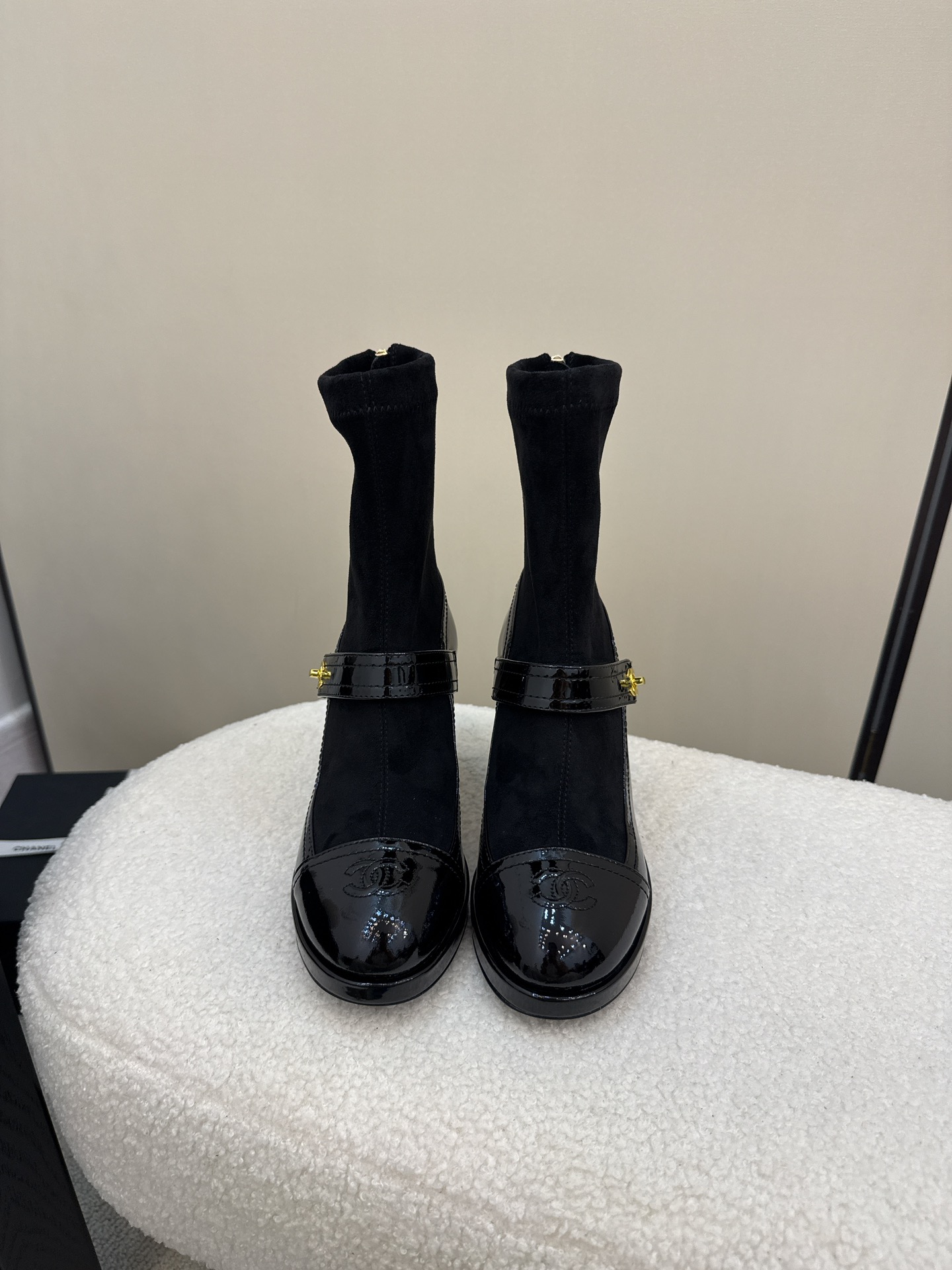 NO:467885,Top version of the District Market Currency [Spot Sale] The entire network counter is explosive and the king of code breaks, the gentle little cutie can't help but fall in love with it. The counter is purchased for 9,000!  !  !  Exclusive mold drill buckle mold opening [Flash sale of all versions in the market] Each model has authentic comparison inspection. The authentic product has been disassembled and evolved perfectly again and again. The details are beyond the authentic product. The counters in the entire network support comparison and identification. The genuine authentic grade is true, and the non-proper version supports no reason to return and exchange!  !  !  Official catalog Number of codes 34-40 are all equipped with genuine Italian packaging, boots, boots19860909顶级版本 区市场通货【现货发售】 全网专柜爆爆爆断码王,温柔小可爱会情不自禁爱上的 专柜以9000购入！！！独家模具钻扣开模【秒杀市场一切版本】每款均有正品对比验货,正品经过大拆卸,一次次完美的进化,细节走线超越正品,全网专柜支持对比鉴定,真正的正品级,不对版支持无理由包退包换！！！ 官方目录 码数34-40 均配有意大利正品包装,靴子,boots,Women's Shoes