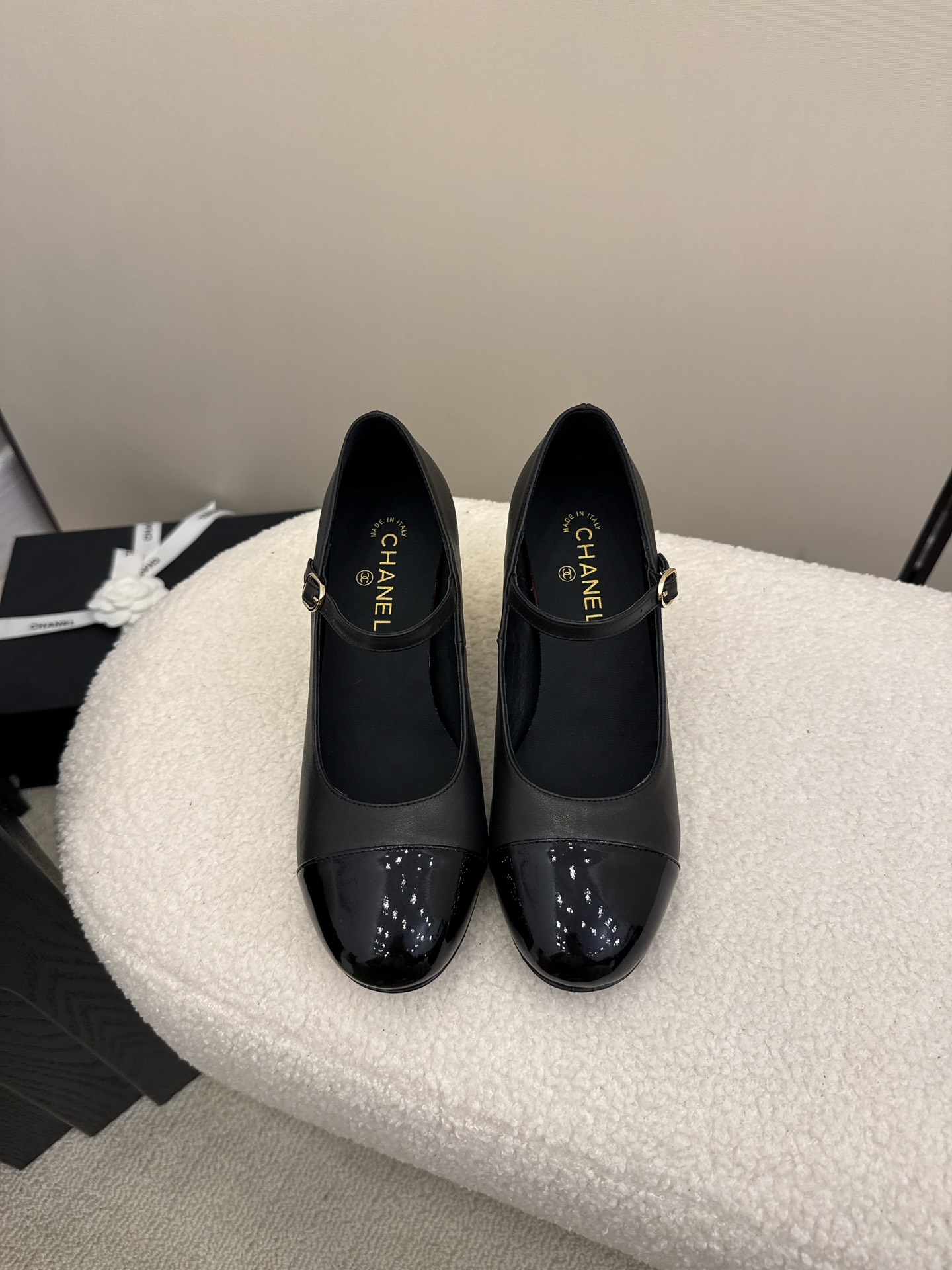 NO:490111,Top version of the District Market Currency [Spot Sale] The entire network counter is explosive and the king of code breaks, the gentle little cutie can't help but fall in love with it. The counter is purchased for 9,000!  !  !  Exclusive mold drill buckle mold opening [Flash sale of all versions in the market] Each model has authentic comparison inspection. The authentic product has been disassembled and evolved perfectly again and again. The details are beyond the authentic product. The counters in the entire network support comparison and identification. The genuine authentic grade is true, and the non-proper version supports no reason to return and exchange!  !  !  Official catalog Number of 34-40 are all equipped with genuine Italian packaging, single shoes19860909顶级版本 区市场通货【现货发售】 全网专柜爆爆爆断码王,温柔小可爱会情不自禁爱上的 专柜以9000购入！！！独家模具钻扣开模【秒杀市场一切版本】每款均有正品对比验货,正品经过大拆卸,一次次完美的进化,细节走线超越正品,全网专柜支持对比鉴定,真正的正品级,不对版支持无理由包退包换！！！ 官方目录 码数34-40 均配有意大利正品包装,单鞋,Women's Shoes