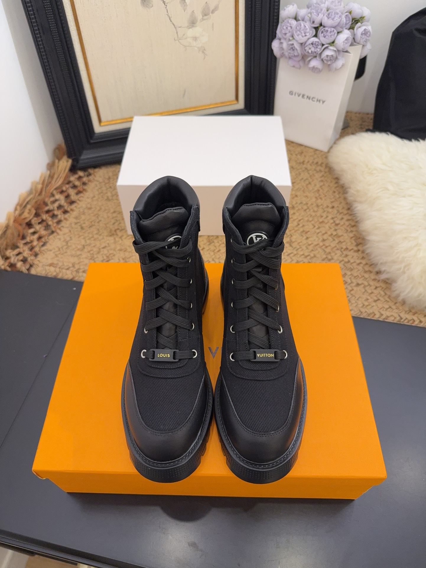 NO:534160,Top version purchasing level Louis Vuitton 2025 Early Spring New Model Top version Focus on the latest model Semi-hard goods are available for new purchases ——————————————————————————————————————————————————————————————————————————————————————————————————————————————————————————————————————————————————————————————————————————————————————————————————————————————————————————  Full of high-end feeling!  This is a popular model for bloggers at home and abroad. It is retro and fashionable and beautiful!  Home Milan Fashion Week Show official website main promotion model★ Original upper top layer cowhide, imported sheepskin inside, outsole, original Italian original color rubber outsole, size 35-39 (40.41 custom made without return and exchange) full set of packaging, boots, louis vuitton, boots, cowhide, sheepskin19860909顶级版本代购级 路易威登 2025 早春新款 顶级版本 主打最新款 半拖硬货上新 ————————————— 代购级别！高级感十足！国内外博主刷爆的一款,复古又时髦 上脚美炸了！家米兰时装周走秀官网主推款★ 鞋面原版头层牛皮 内里进口羊皮 大底意大利原版原色橡胶大底 码数35-39（40.41定制不退换）全套包装,靴子,louis vuitton,boots,cowhide,sheepskin,Women's Shoes