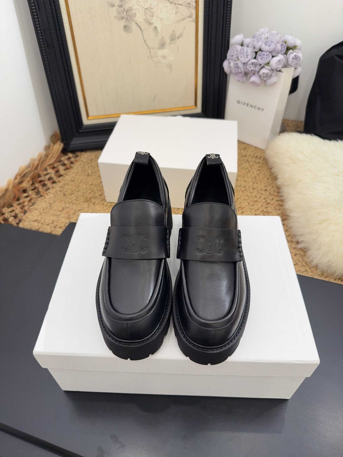 NO:534103,| 25 2025 Autumn and Winter New Products Arc de Triomphe TRIOMPHE thick-soled retro loafers are available for new!  BS This season is really a cheat, so it is so unique. This year, you must buy eling white shoes, retro style classic style, super versatile, simple and atmospheric, and can be matched at will. The true beauty of the brand is all demonstrated. ━━━━━━━━━━━━━━━━━━━━━━━━━━━━━━━━━━━━━━━━━━━━━━━━━━━━━━━━━━━━━━━━━━━━━━━━━━━━━━━━━━━━━━━━━━━━━━━━━━━━━━━━━━━━━━━━━━━━━━━━━━━━━━━─ Specific imported cowhide inner imported sheepskin large sole original mold-opening non-slip sole sole 5.5cm sole size: 35-39 (40. Customized without return and exchange), loafers, skirts,19860909| 25 2025秋冬新品 凯旋门TRIOMPHE厚底复古乐福鞋上新！ BS 这一季的真的是开了挂、太有特色了 今年必须要入手一eling 小白鞋 ,复古风经典款 超级百搭 简单大气 无论裙装裤装都能随意搭配 妥妥的颜霸 无不彰显它的品牌气息. ━━━━━ t ━━━━━ 鞋面特定进口牛皮 内里进口羊皮里 大底原版开模防滑大底 底高5.5cm 鞋码: 35-39（40.定制不退换）,乐福鞋,loafers,skirts,cowhide,sheepskin,Women's Shoes