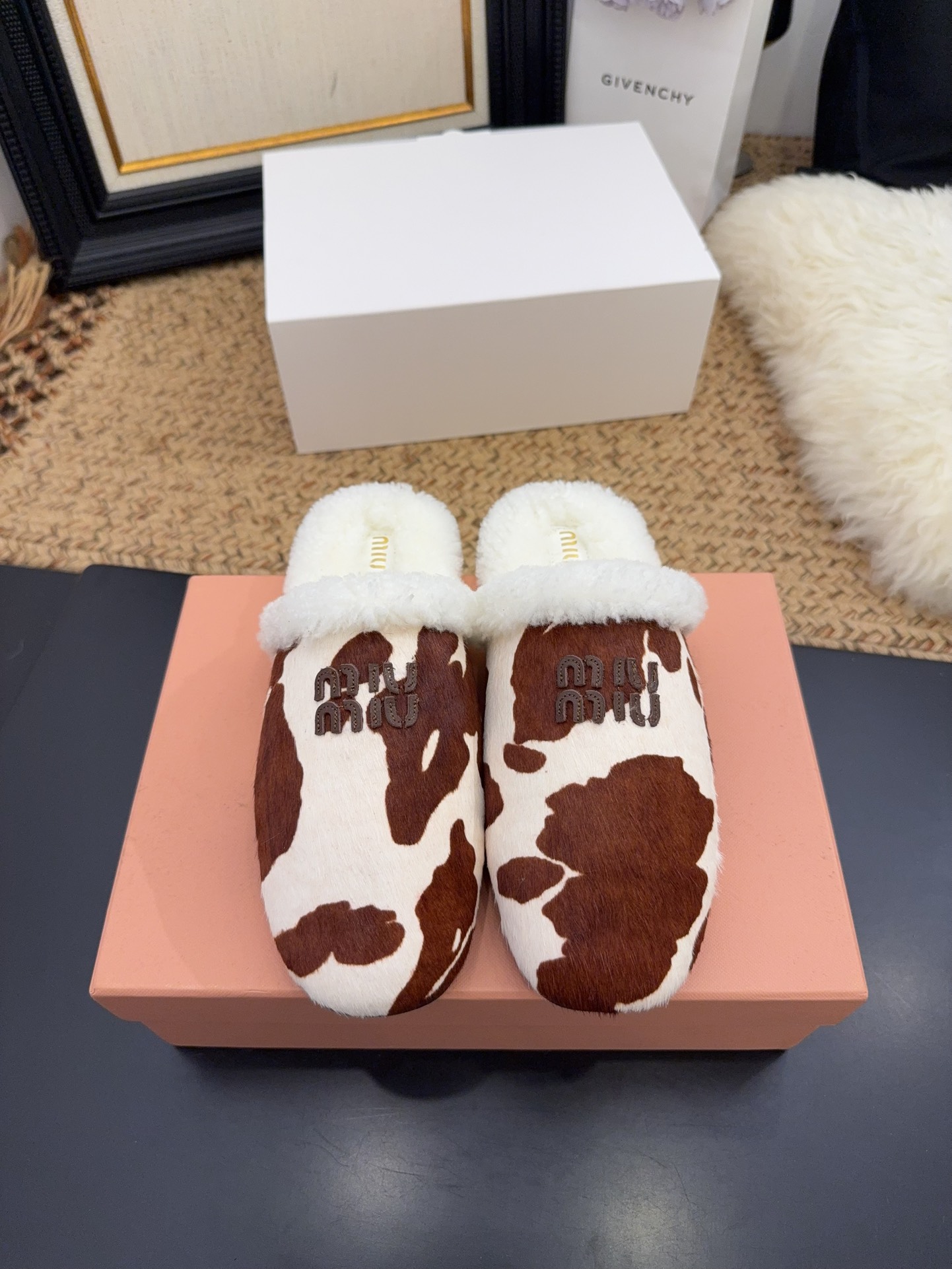 NO:534095,Factory 2025 New Product [MIU MIU] Brand new super beautiful decoration, fashionable and ladylike temperament, two-color splicing, and beautiful colors, with elastic elephant scarf on the outside. It is very convenient to put on the feet. The original last introduced by Italy is the latest last, the shape is very good, the buckle mold is also the original abrasive tool, which is very beautiful. Even at night, you can see the shiny flickering feeling, —————————————————————————————————————————————————————————————————————————————————————————————————————————————————————————————————————————————————————————————————————————————————————————————————————————————————————————————————————————————————————————————————————————————————————————————————————————————————————————————————————————————————————————————————————————————————————————————————————————————19860909工厂 2025 新款新品【MIU MIU】 全新超美装饰搭配,时尚淑女气质十足 双色拼接 又不乏美艳色彩,外侧附带弹力象巾 上脚非常方便意大利引进的原版楦头是最新楦、出来形体非常好呢、饰扣开模也是原版磨具、非常美 就算在夜里也能看出闪闪的闪烁感、 —————————— 1鞋面釆用羊皮 2内里进口羊羔毛 3大底意大利原版原色私开模橡胶大底 4原贴垫标脚现货码数35M-39M（40 41订做不退不换).,半拖毛毛鞋,miumiu,sheepskin,Women's Shoes