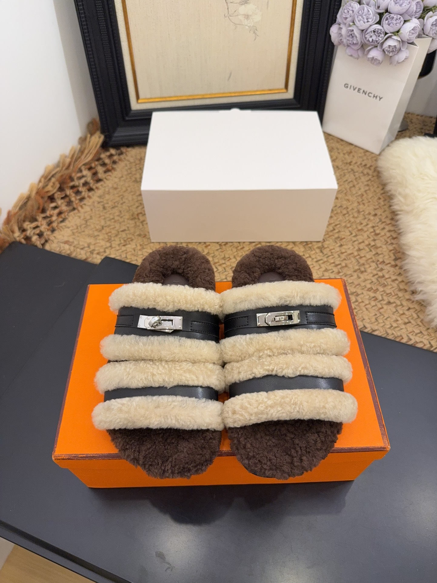 NO:534099,: 'Exclusive Top Version' H*erms 2025vs Autumn latest official website synchronizes the new beach wool drag series... [Color-patched beach thick-soled hair drag] My family buys zp mold opening, adjusts last to ship, basically the same as zp. The feet are invincible and delicate, modify the foot shape, very simple and atmospheric, and they are also very elegant when paired with skirts and pants in spring and summer... Fabric: Original custom cowhide pure wool color matching Inner: Original custom pure wool foot pad: Original custom pure wool water table Outsole: Original mold opening anti-slip bottom Packaging: Original full package Size: 35-39 (40 customization without return and exchange) Color: Official website synchronous update, fur shoes and slippers, slippers, skirts, cowhide19860909: 《独家顶级版本》 H家H*erms 2025vs秋季最新官网同步新款沙滩毛拖系列……【拼色沙滩厚底毛拖】我家都是购入zp开模 调楦出货,跟zp基本上无差 上脚无敌秀气,修饰脚型,非常简约大气,春夏搭配裙子裤子也很气质…… 面料:原版定制牛皮纯羊毛拼色 内里:原版定制纯羊毛 垫脚:原版定制纯羊毛包水台 大底:原版开模防滑底 包装:原版全套包装 码数:35-39（40定制不退换） 颜色:官网同步更新,毛毛鞋拖鞋,slippers,skirts,cowhide,Women's Shoes