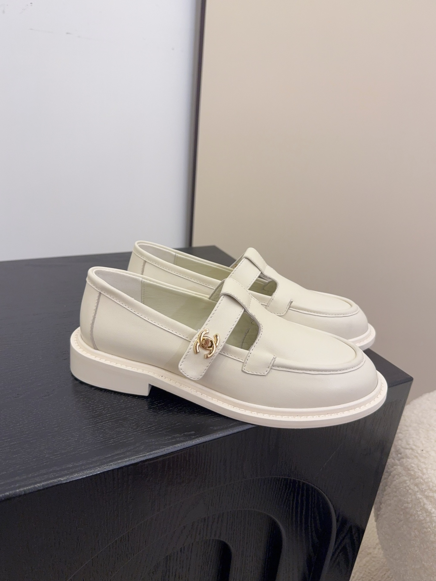 Elegant Leather Loafers with Iconic Logo, 2.5cm Heel Height, Comfortable Shoes