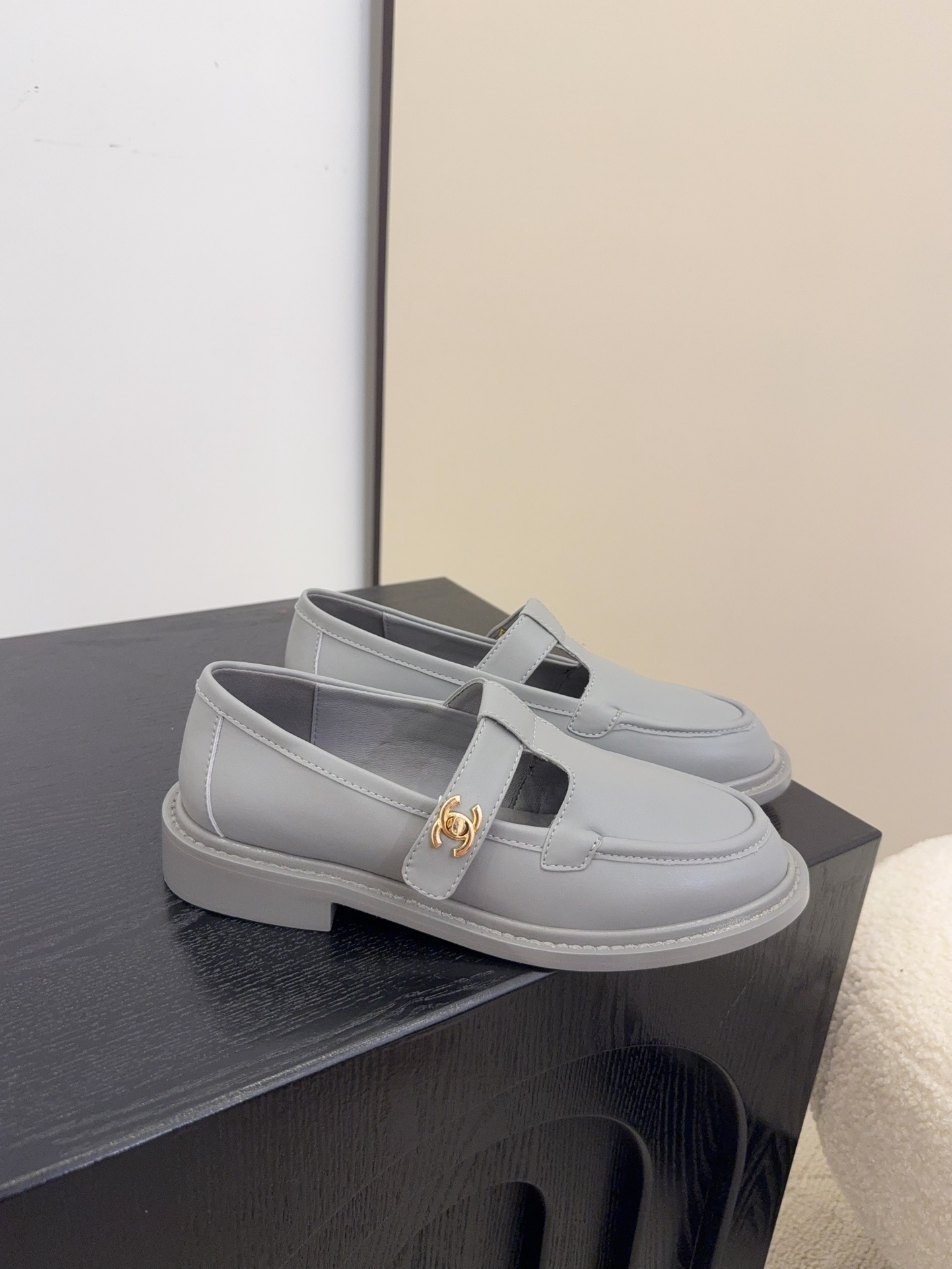 Elegant Leather Loafers with Iconic CC Charm, 2.5cm Heel Height 2 i1758445308 4917 7