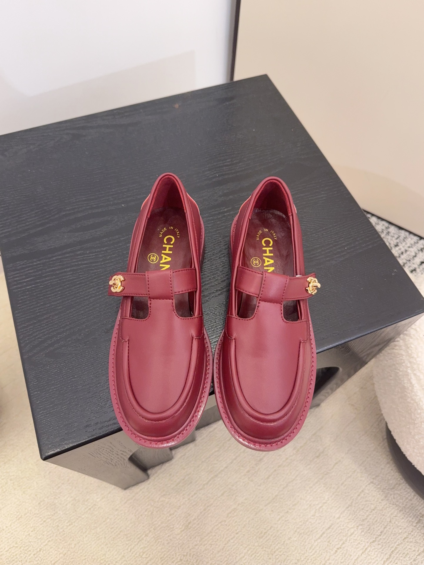 Elegant Leather Loafers with CC Logo Detail in Burgundy, Size 35-39 3 i1758445414 1639 5