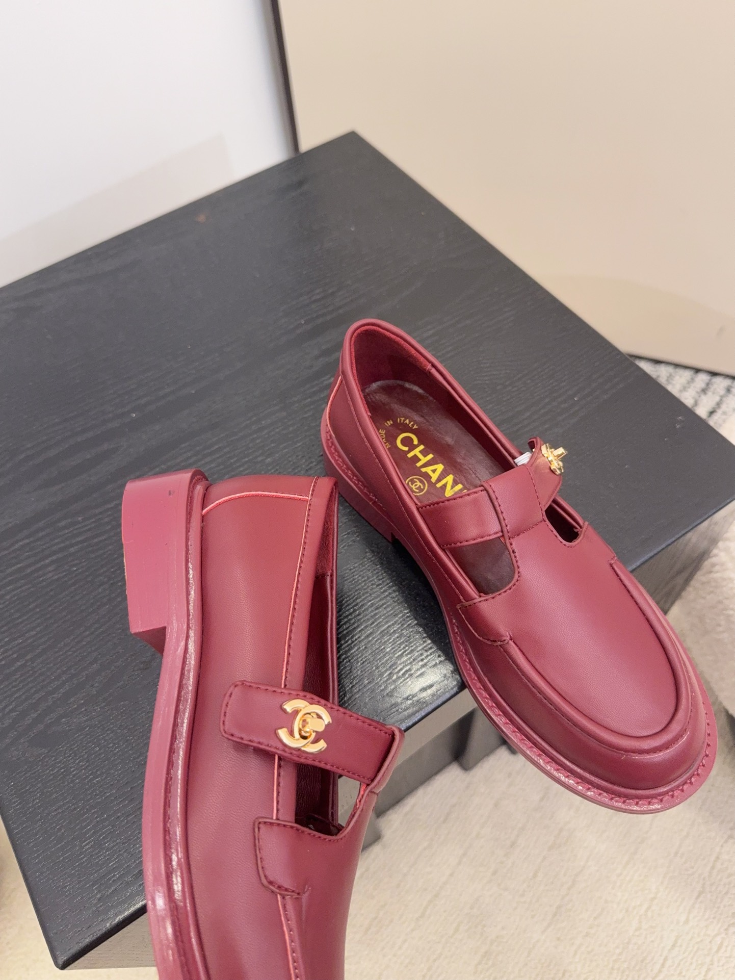 Elegant Leather Loafers with CC Logo Detail in Burgundy, Size 35-39 6 i1758445414 3873 0