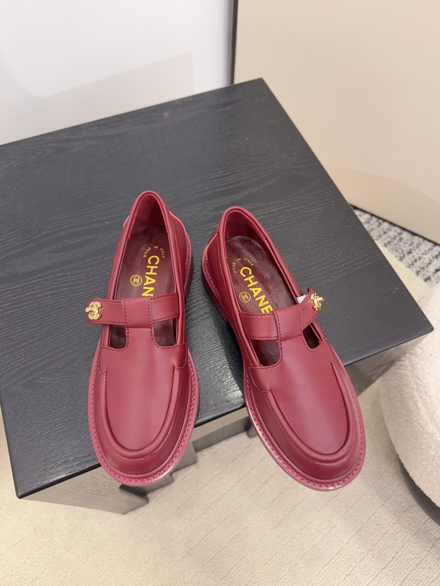 Elegant Leather Loafers with CC Logo Detail in Burgundy, Size 35-39 4 i1758445414 3918 3