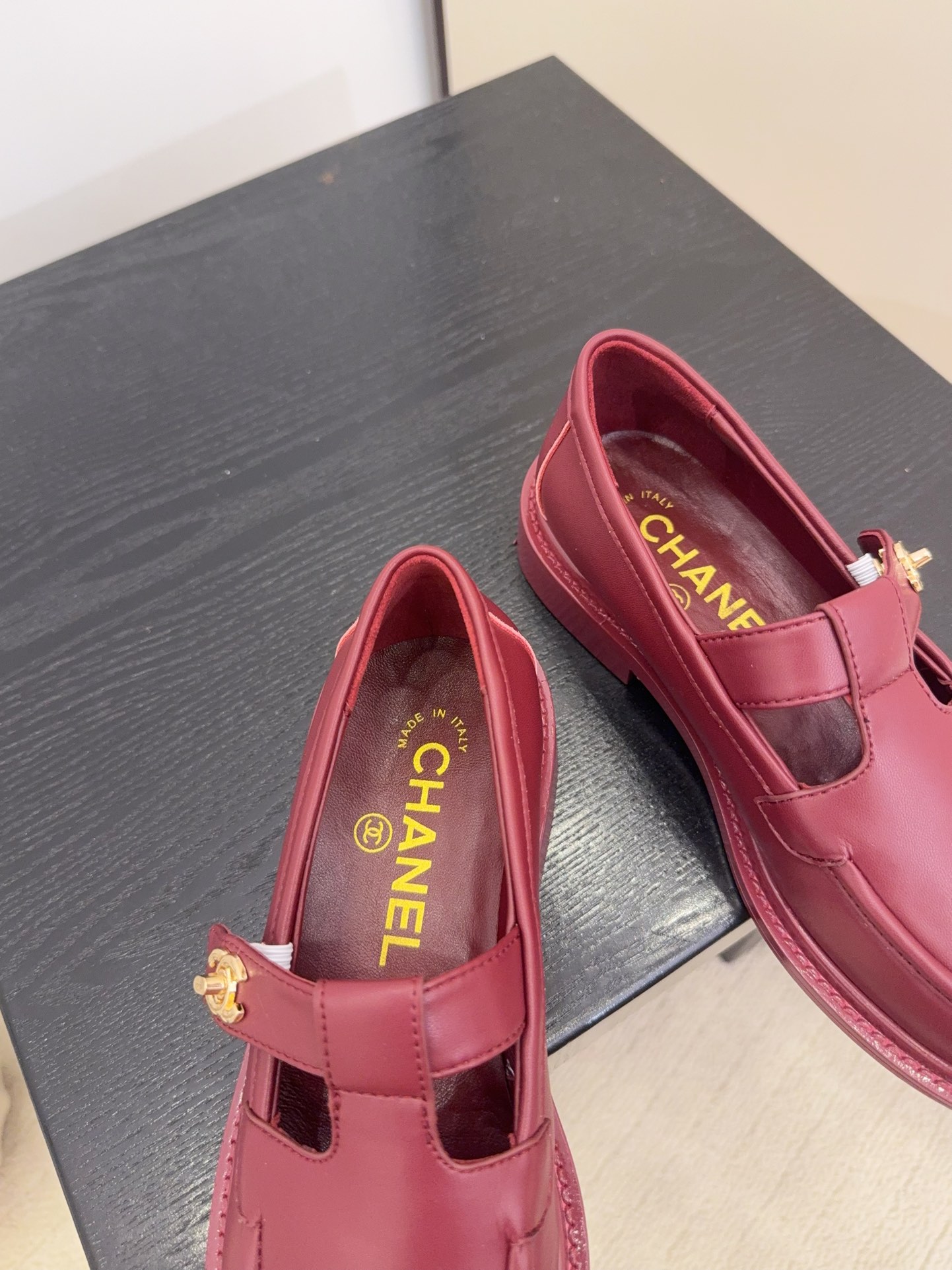 Elegant Leather Loafers with CC Logo Detail in Burgundy, Size 35-39 7 i1758445414 5346 8
