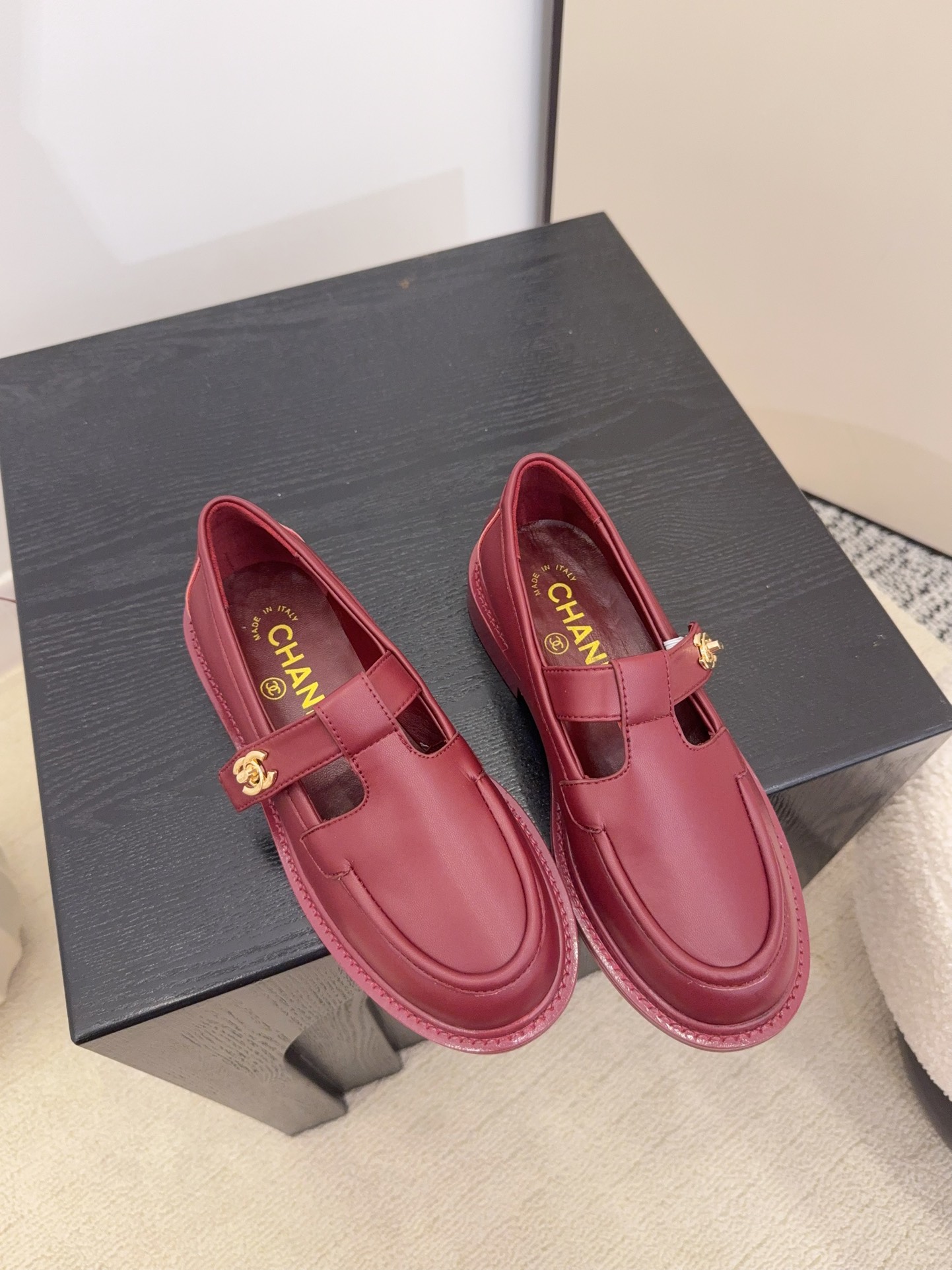 Elegant Leather Loafers with CC Logo Detail in Burgundy, Size 35-39 5 i1758445414 5742 6