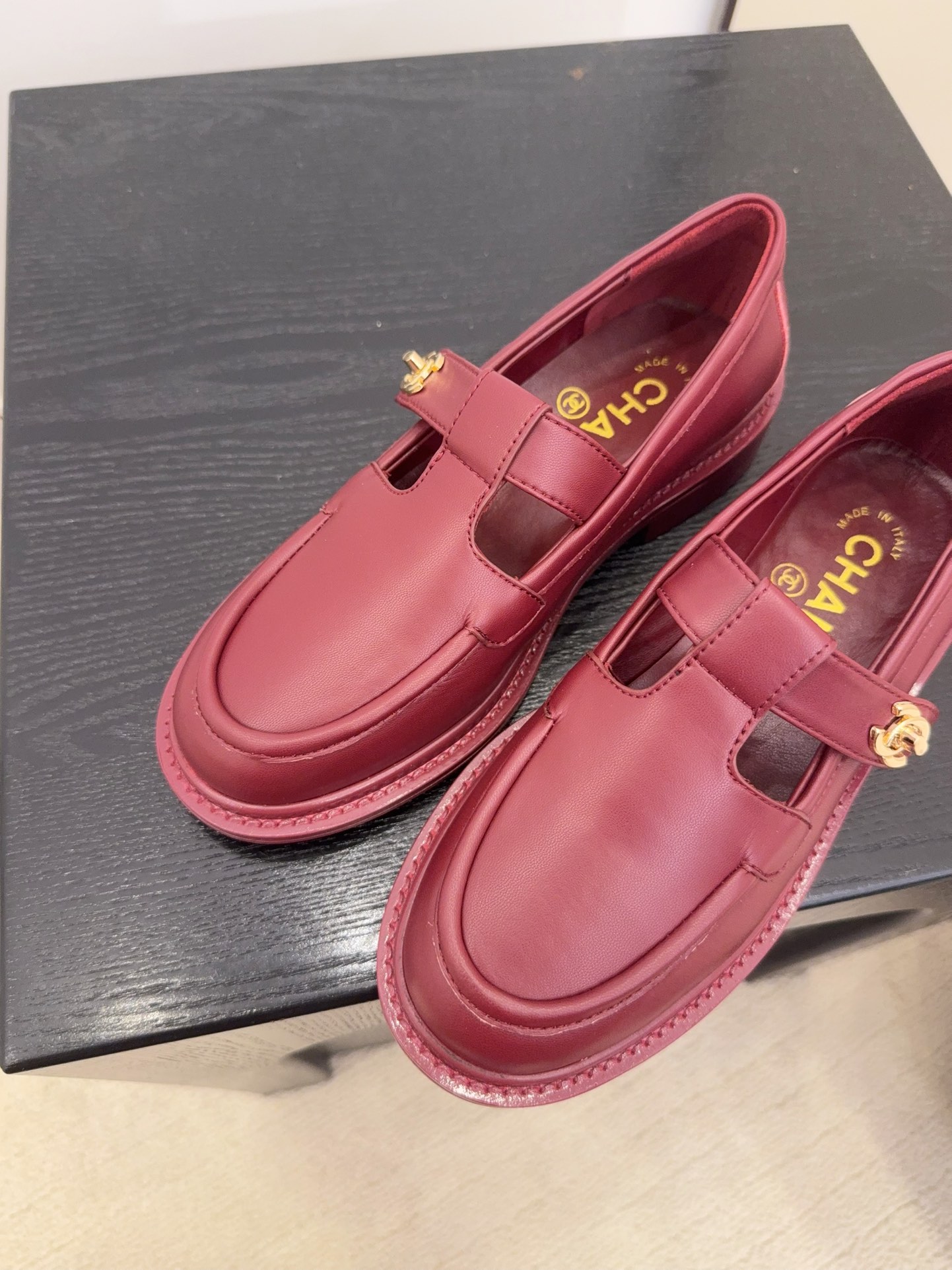 Elegant Leather Loafers with CC Logo Detail in Burgundy, Size 35-39 10 i1758445414 9210 4