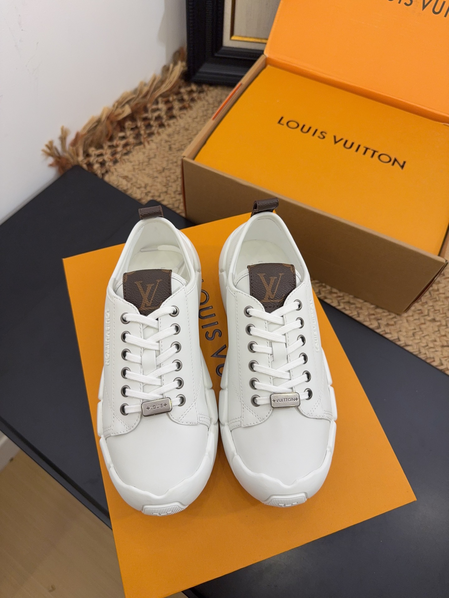 NO:534079,Purchase grade｜ #Dou brand new Yunduo bubble thick-soled casual shoes I have to say that this pair of Bubble is really a little handsome!  It looks taller and easy to wear!  Every step comes with highlights~ A fashionable traveler who walks on a business trip, step on the clouds!  This pair of Bubble really hits me!  Born for fashionable travelers, it is light, comfortable and versatile, and it is simply the 'all-round player' of urban life. Yun Duo feels like his feet, and he is not tired from walking wild!  It is lighter and more flexible than ordinary dad shoes, so it is absolutely right to take it on business trips!  A pair of 'fairy shoes' that can accompany you from rushing to rushing on the streets in foreign countries!  The comfort is full, the design is online, and the fashionable and delicate eyes are closed!  Size35-39 (34/40 custom-made non-return and exchange), casual shoes/sports, louis vuitton, sneakers19860909代购级｜ ＃ 驴牌新款云朵气泡厚底休闲鞋 不得不说这双Bubble 真的有点小帅气！显高好穿！每一步都自带高光～ 通勤出差旅行,踩在云朵上的时髦旅人！这双 Bubble 真的戳中我！为时髦旅行者而生,轻便舒适又百搭,简直是都市生活的'全能选手' 云朵脚感,暴走不累！ 比普通老爹鞋轻盈灵活,出差旅行带它准没错！一双能陪你从早高峰挤地铁到异国街头暴走的'神仙鞋'！舒适度拉满,设计感在线,时髦精闭眼入！ Size35-39（34/40定制不退换）,休闲鞋/运动鞋,louis vuitton,sneakers,Women's Shoes