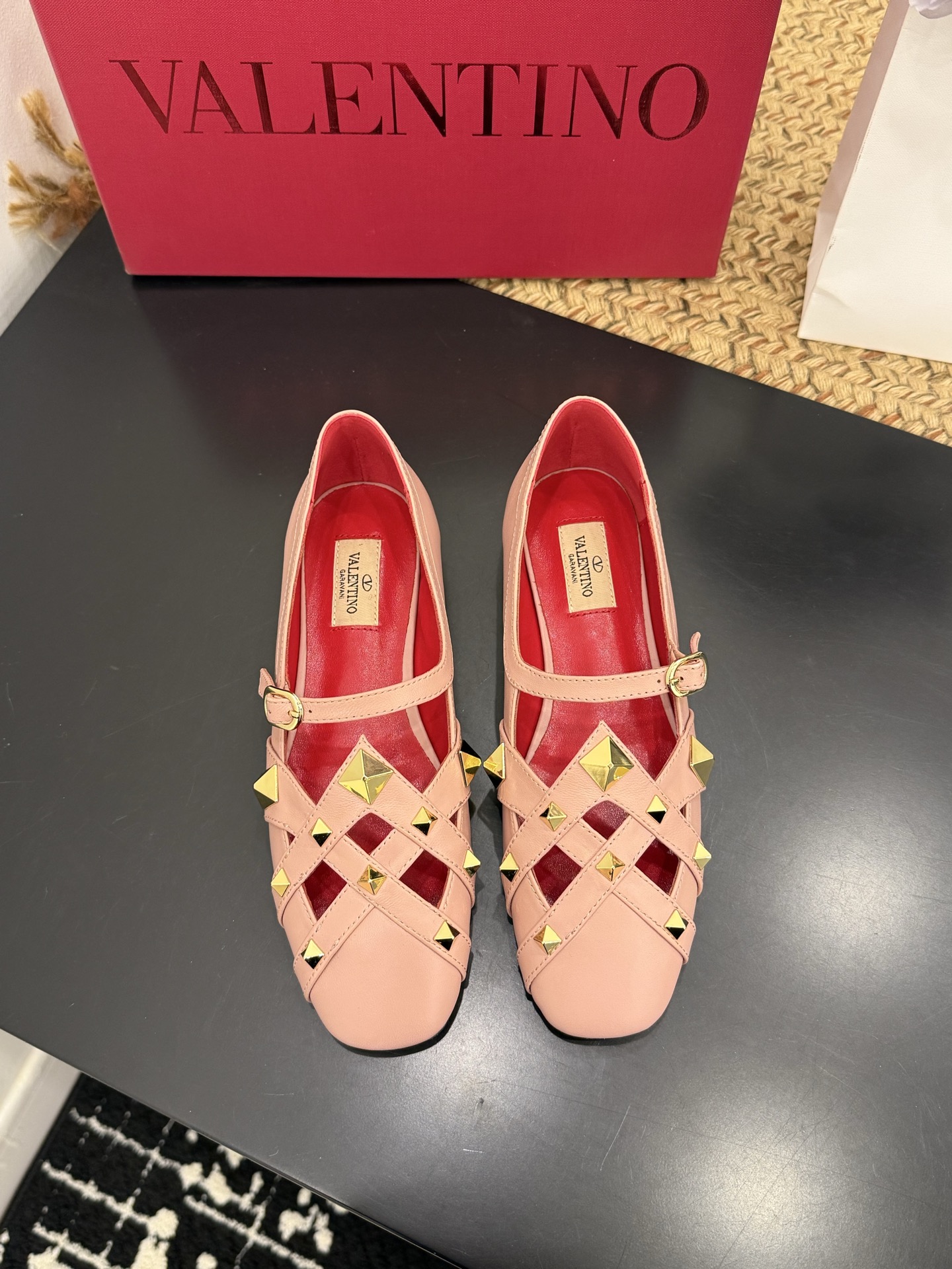 NO:706080,[Valent*no] round-toe flat-soled rivet shoes. Full of ladylike temperament, they look good with any combination. Cowhide upper, sheepskin lining and pads. Genuine leather outsole. Size 35-41 (40, 41 customization is non-refundable). Batch, high heels and sandals, valentino, sandals, high heels, cowhide, sheepskin, Leather soles19860909【Valent*no】圆头平底铆钉单鞋.名媛气质女人味十足,怎么搭配都好看.鞋面牛皮,羊皮内里及垫.真皮大底. 码数35-41（40、41定制不退换） 批,高跟鞋凉鞋,valentino,sandals,high heels,cowhide,sheepskin,Leather soles,Women's Shoes