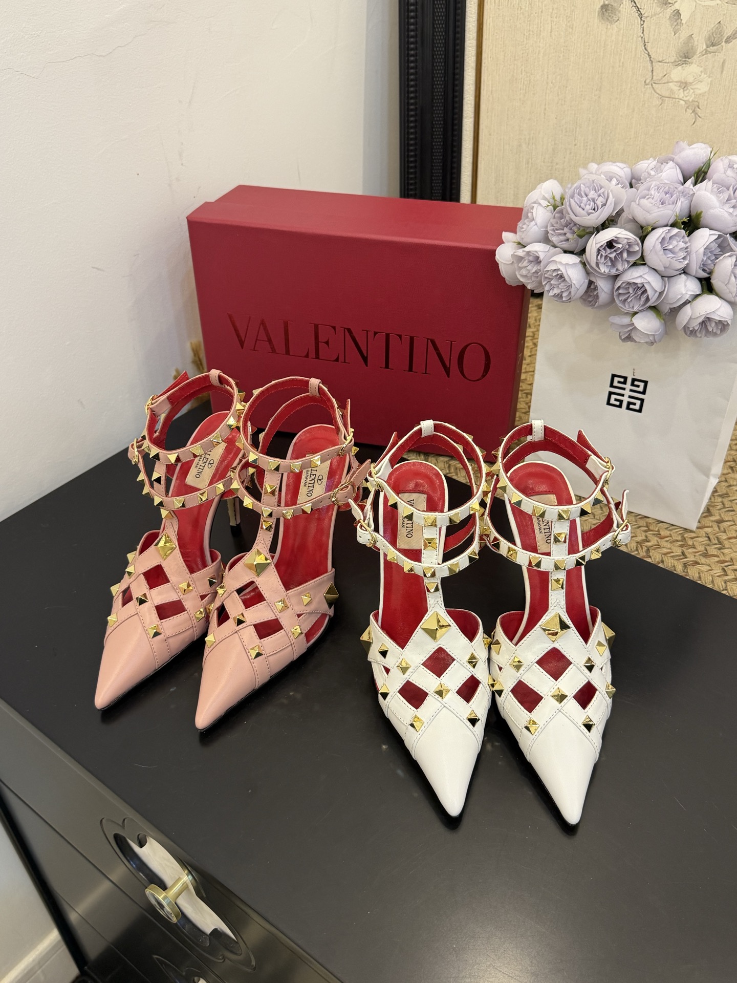 NO:706082,[Valent*no] pointed toe mid-heel rivet single shoes. Full of ladylike temperament, looks good with any combination. Cowhide upper, sheepskin lining and pads. Genuine leather outsole. Heel height 6.5cm/9.5cm. Size 35-41 (40, 41 customization is non-refundable). Batch, high heels and sandals, valentino, sandals, high heels, cowhide, sheepskin, Leather soles19860909【Valent*no】尖头中跟铆钉单鞋.名媛气质女人味十足,怎么搭配都好看.鞋面牛皮,羊皮内里及垫.真皮大底.跟高6.5cm/9.5cm 码数35-41（40、41定制不退换） 批,高跟鞋凉鞋,valentino,sandals,high heels,cowhide,sheepskin,Leather soles,Women's Shoes