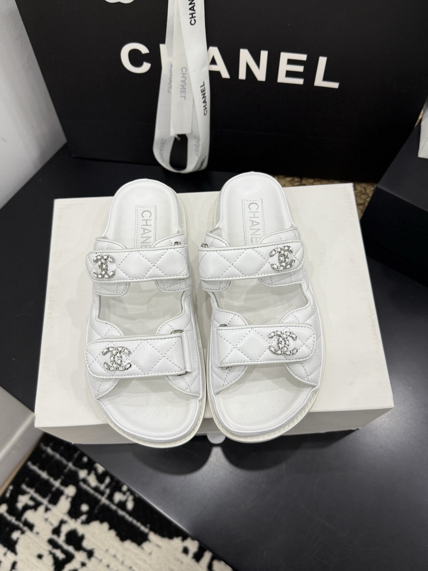 NO:706919,[On sale now] *26 counter [authentic grade] version!  !  Official catalog code numbers 35, 36, 37, 38, 39 (34/40/41 need to be customized and communicate with customer service) Genuine leather sole 30 are equipped with authentic Italian packaging, slippers, sandals, sandals, slippers19860909【现货发售】 *26 专柜【正品级】版本！！ 官方目录 码数35、36、37、38、39 (34/40/41 需要定做跟客服♂沟通) 真皮底30 均配有意大利正品包装,拖鞋凉鞋,sandals,slippers,Women's Shoes