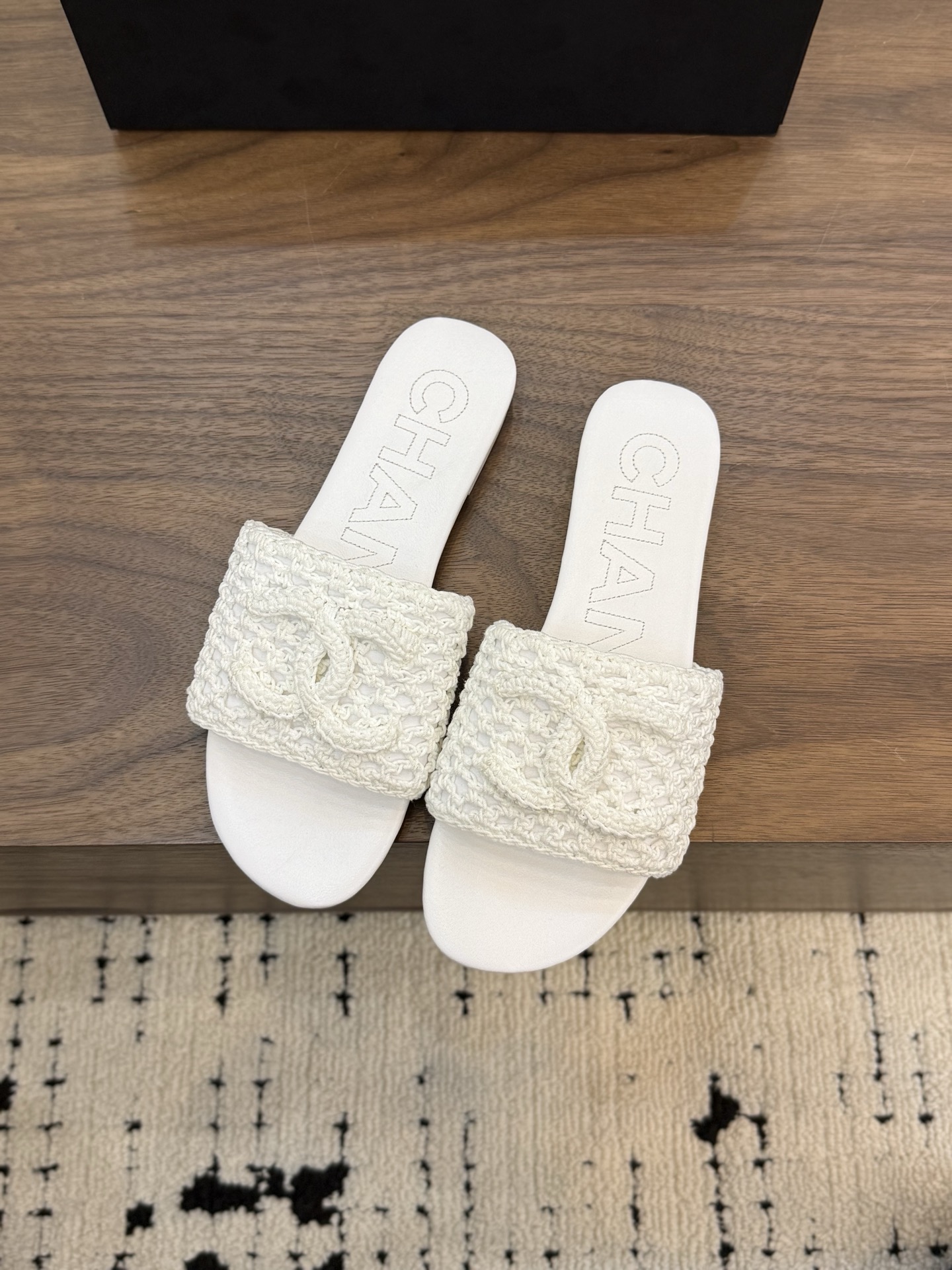 NO:748972,[Ready stock] *26 Knitting series counter [authentic grade] version!  !  Official catalog code numbers 35, 36, 37, 38, 39 (34/40/41 need to be customized and communicate with customer service) All come with authentic Italian packaging, slippers, slippers19860909【现货发售】 *26 针织系列 专柜【正品级】版本！！ 官方目录 码数35、36、37、38、39 (34/40/41 需要定做跟客服♂沟通) 均配有意大利正品包装,拖鞋,slippers,Women's Shoes