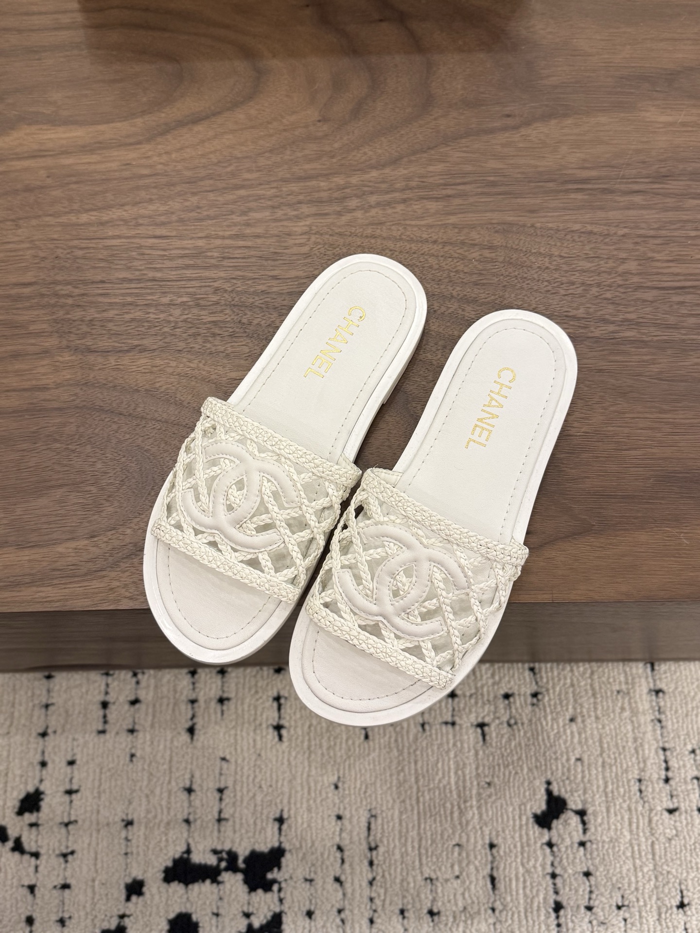NO:748979,[Ready stock] *26 logo hollow slippers series counter [authentic grade] version!  !  Official catalog code numbers 35, 36, 37, 38, 39 (34/40/41 need to be customized and communicate with customer service) All come with authentic Italian packaging, slippers, slippers19860909【现货发售】 *26 标志镂空拖鞋系列 专柜【正品级】版本！！ 官方目录 码数35、36、37、38、39 (34/40/41 需要定做跟客服♂沟通) 均配有意大利正品包装,拖鞋,slippers,Women's Shoes