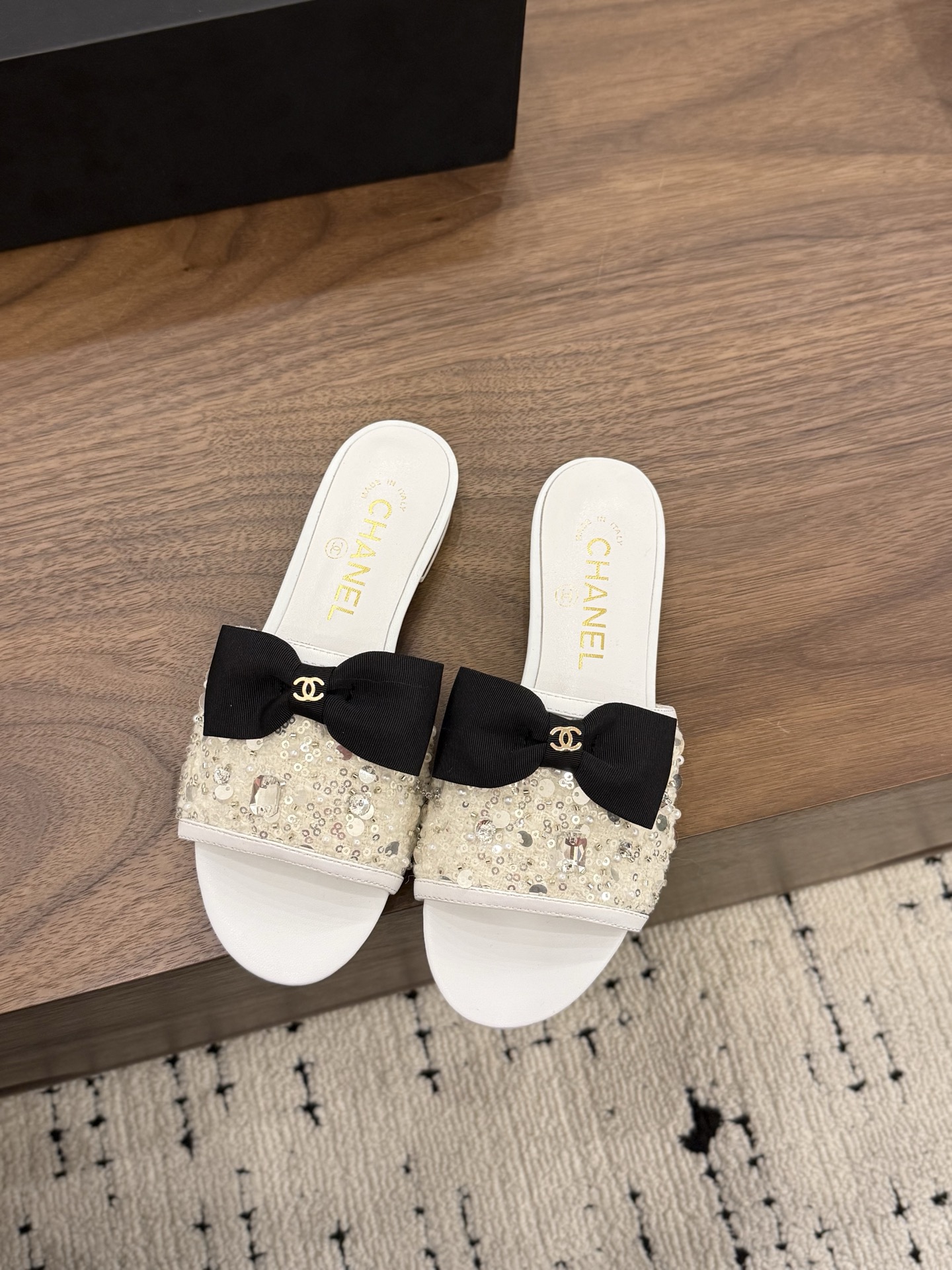 NO:748947,[Ready stock] *26 sequin bow slippers series counter [authentic grade] version!  !  Official catalog code numbers 35, 36, 37, 38, 39 (34/40/41 need to be customized and communicate with customer service) All come with authentic Italian packaging, slippers, slippers19860909【现货发售】 *26 亮片蝴蝶结拖鞋系列 专柜【正品级】版本！！ 官方目录 码数35、36、37、38、39 (34/40/41 需要定做跟客服♂沟通) 均配有意大利正品包装,拖鞋,slippers,Women's Shoes