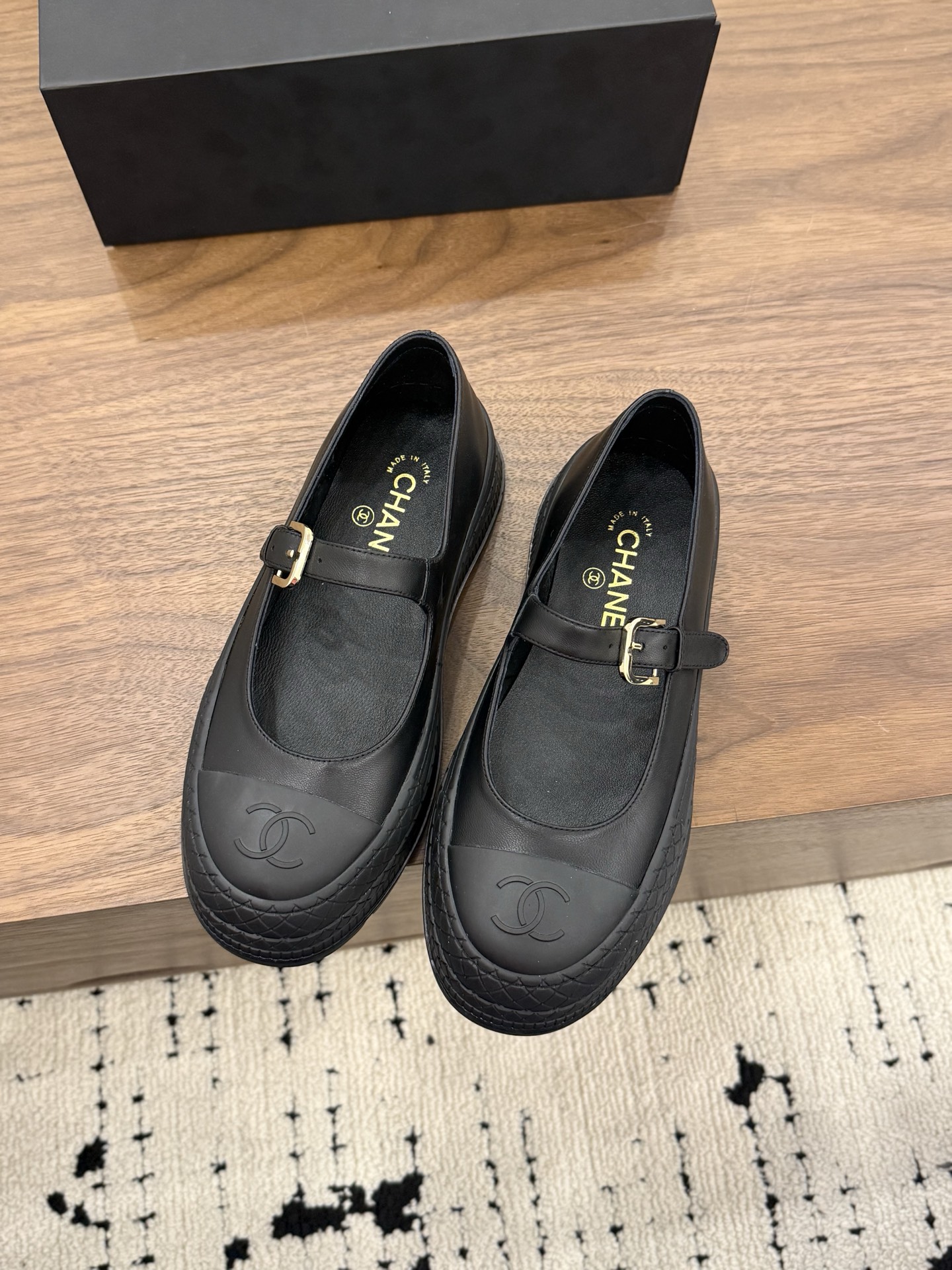 NO:748975,[Ready stock] *26 Casual shoes Mary Jane series counter [authentic grade] version!  !  Official catalog code numbers 35, 36, 37, 38, 39 (34/40/41 need to be customized and communicate with customer service) are all equipped with Italian authentic packaging, mary jane, mary jane19860909【现货发售】 *26 休闲鞋玛丽珍系列 专柜【正品级】版本！！ 官方目录 码数35、36、37、38、39 (34/40/41 需要定做跟客服♂沟通) 均配有意大利正品包装,玛丽珍,mary jane,Women's Shoes