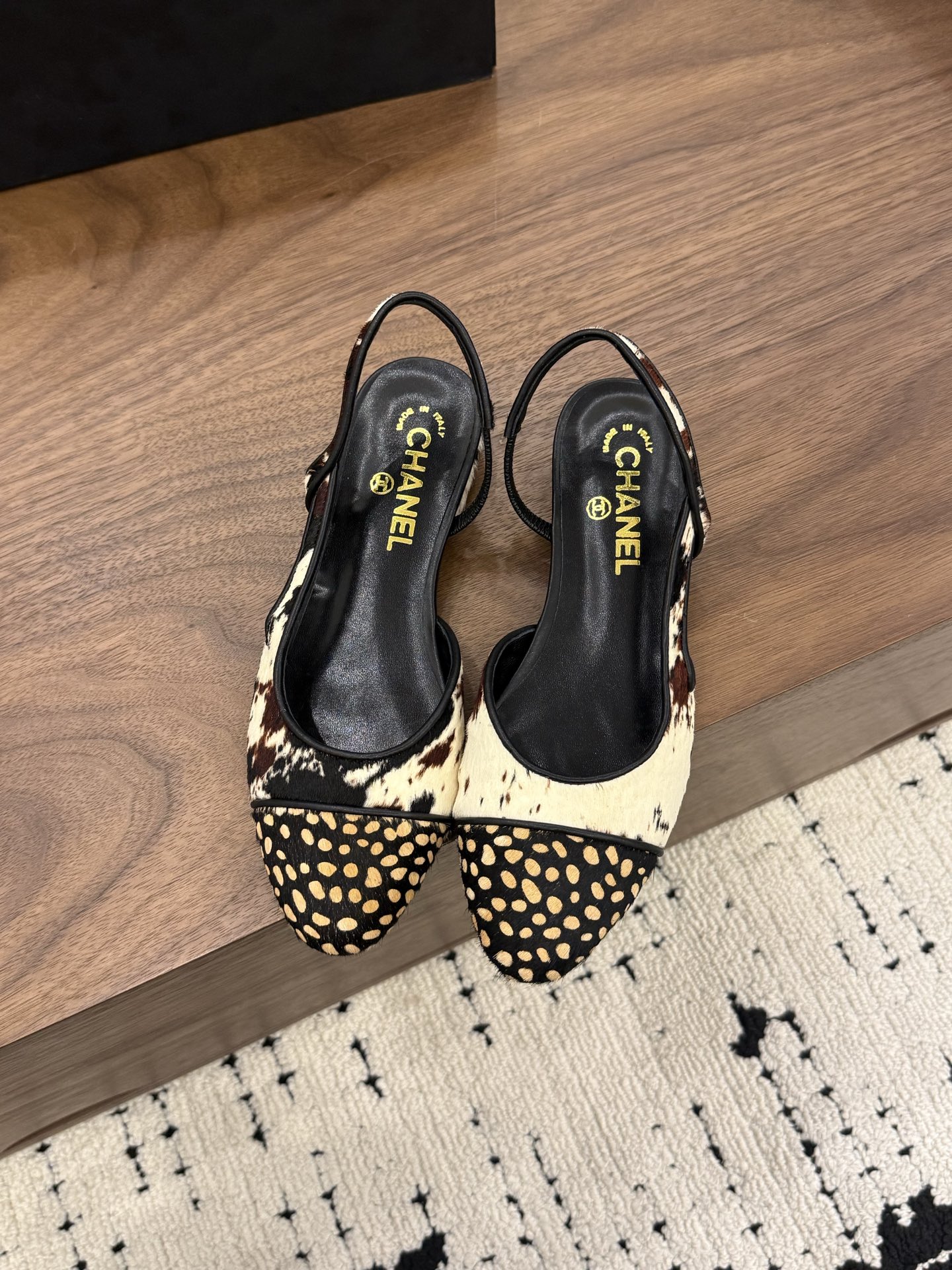 NO:787664,Spot Sale *|| Irregular black dot upper [top high-end quality from major manufacturers] Upper: horse hair, sheepskin lining, padding sheepskin Outsole: Italian genuine leather sole Heel height: 2cm/7cm Packing: with airplane box19860909Spot Sale  *||  不规则黑点鞋面【大厂顶级高端品质】 鞋面: 马毛 内里羊皮 垫脚羊皮 大底:意大利真皮底 跟高: 2cm/7cm 包装: 带飞机盒10 35、36、37、38、39、(34/40/41 需要定做跟客服♂沟通),凉鞋单鞋,sandals,sheepskin,Women's Shoes