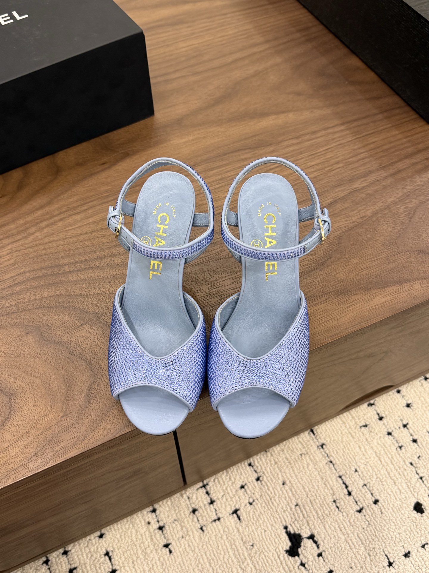 NO:787675,Spot Sale *|| [Top high-end quality from major manufacturers] Upper: rhinestones, inner sheepskin, foot pads, sheepskin, outsole: Italian leather sole, heel height: 9cm, packaging: with airplane box 10 35, 36, 37, 38, 39, (34/40/41 need to be customized and communicate with customer service), high-heeled sandals, sandals, high heels, sheepskin19860909Spot Sale  *|| 【大厂顶级高端品质】 鞋面: 水钻 内里羊皮 垫脚 羊皮 大底:意大利真皮底 跟高: 9cm 包装: 带飞机盒10 35、36、37、38、39、(34/40/41 需要定做跟客服♂沟通),高跟鞋凉鞋,sandals,high heels,sheepskin,Women's Shoes