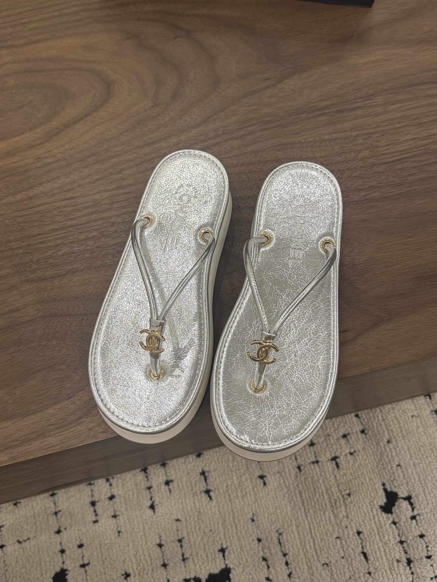 NO:785290,Spot Sale *|| Platform flip-flops [Top high-end quality from major manufacturers] Upper: Taped strips Internal striped sheepskin Outsole: Italian leather sole Heel height: 4.5cm Packing: Comes with airplane box19860909Spot Sale  *||  松糕夹趾拖【大厂顶级高端品质】 鞋面: 抽条 内里抽条 垫脚羊皮 大底:意大利真皮底 跟高: 4.5cm 包装: 带飞机盒10 35、36、37、38、39、(34/40/41 需要定做跟客服♂沟通),分趾鞋,sheepskin,Women's Shoes