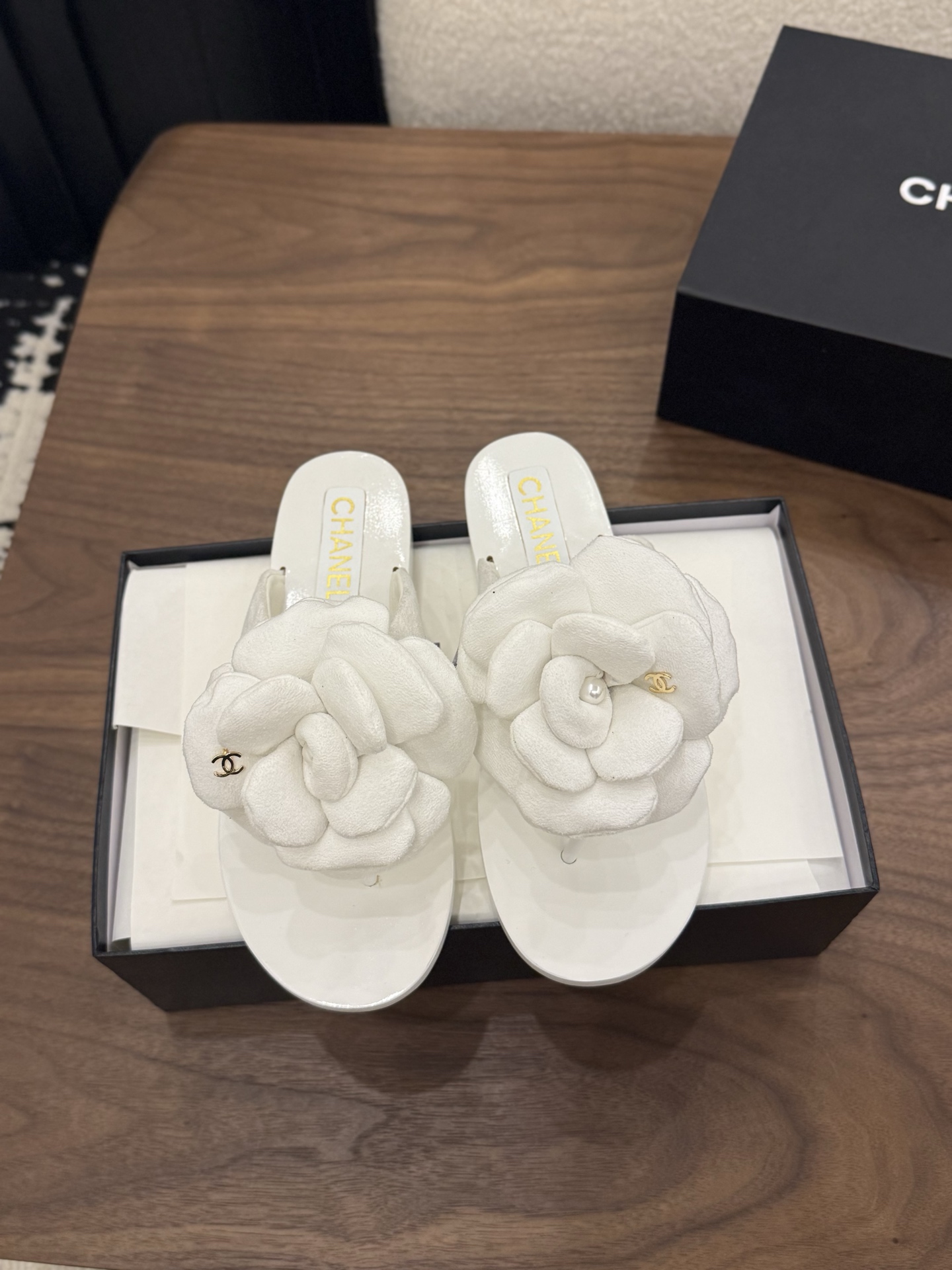 NO:785282,Spot Sale *|| Camellia flip-flops [Top high-end quality from Dachang] From quiet black to pure white, from elegant blue to soft pink and warm yellow, each pair is like wearing spring on your feet. Three-dimensional camellias are decorated with pearls, tenderly blooming on the toes, light and comfortable. They are a romantic finishing touch for daily outings and a lazy ritual for taking a nap at home. Upper: Sheepkin velvet, inner sheepskin, genuine leather for foot pads. Outsole: Italian genuine leather sole.  Heel height: 1cm Packing: With airplane box 10 35, 36, 37, 38, 39, (34/40/41 need to be customized and communicate with customer service), split-toe shoes, sheepskin, sheep19860909Spot Sale  *||  山茶花人字拖【大厂顶级高端品质】 从静谧黑到纯净白,从淡雅蓝到柔粉、暖黄,每一双都像把春天穿在脚上立体山茶花缀以珍珠,温柔绽放于足尖,轻盈舒适,是日常出街的浪漫点睛之笔,也是居家小憩的慵懒仪式感 鞋面: 羊京绒 内里羊皮 垫脚真皮 大底:意大利真皮底 跟高: 1cm 包装: 带飞机盒10 35、36、37、38、39、(34/40/41 需要定做跟客服♂沟通),分趾鞋,sheepskin,sheep,Women's Shoes