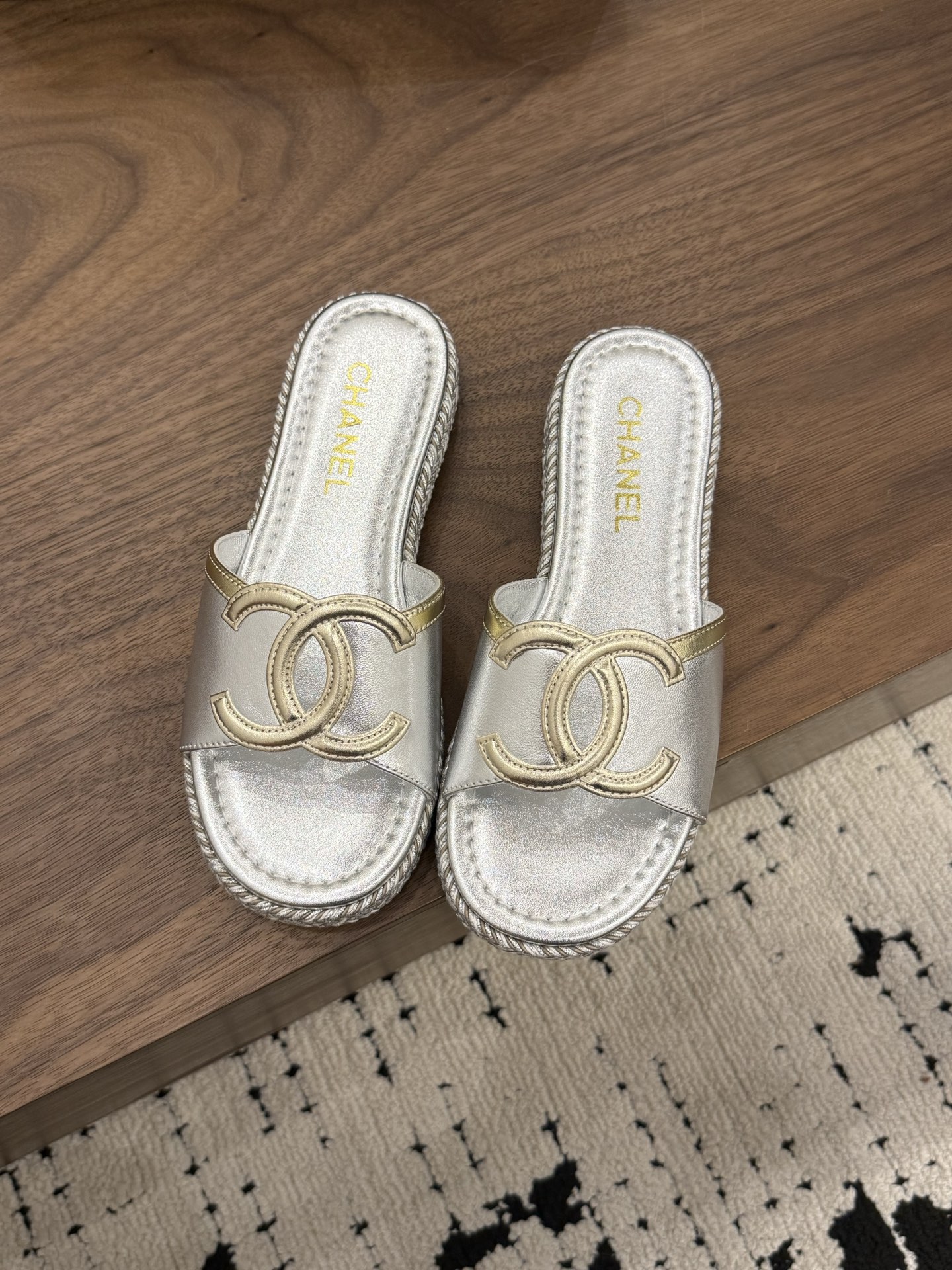 NO:785278,Spot Sale *|| [Top high-end quality from major manufacturers] Classic CC slippers · Five luxurious colors · Elegance for traveling. Whether commuting, vacationing or relaxing at home, each pair of uppers is decorated with the iconic double C Logo, and is designed with a woven thick sole, which is comfortable and fashionable, and brings an elegant pace when walking. Upper: cowhide, lining sheepskin, padding sheepskin Outsole: Italian genuine leather sole Heel height: 1cm Packing: with airplane box 10  35, 36, 37, 38, 39, (34/40/41 need to be customized and communicate with customer service), slippers, slippers, cowhide, sheepskin19860909Spot Sale  *|| 【大厂顶级高端品质】 经典CC拖鞋 · 五款奢雅配色 · 优雅随行 无论是通勤、度假还是居家休闲,每双鞋面都饰有标志性的双C Logo,搭配编织厚底设计,舒适又时髦,行走间自带优雅步调 鞋面: 牛皮 内里羊皮 垫脚羊皮 大底:意大利真皮底 跟高: 1cm 包装: 带飞机盒10 35、36、37、38、39、(34/40/41 需要定做跟客服♂沟通),拖鞋,slippers,cowhide,sheepskin,Women's Shoes