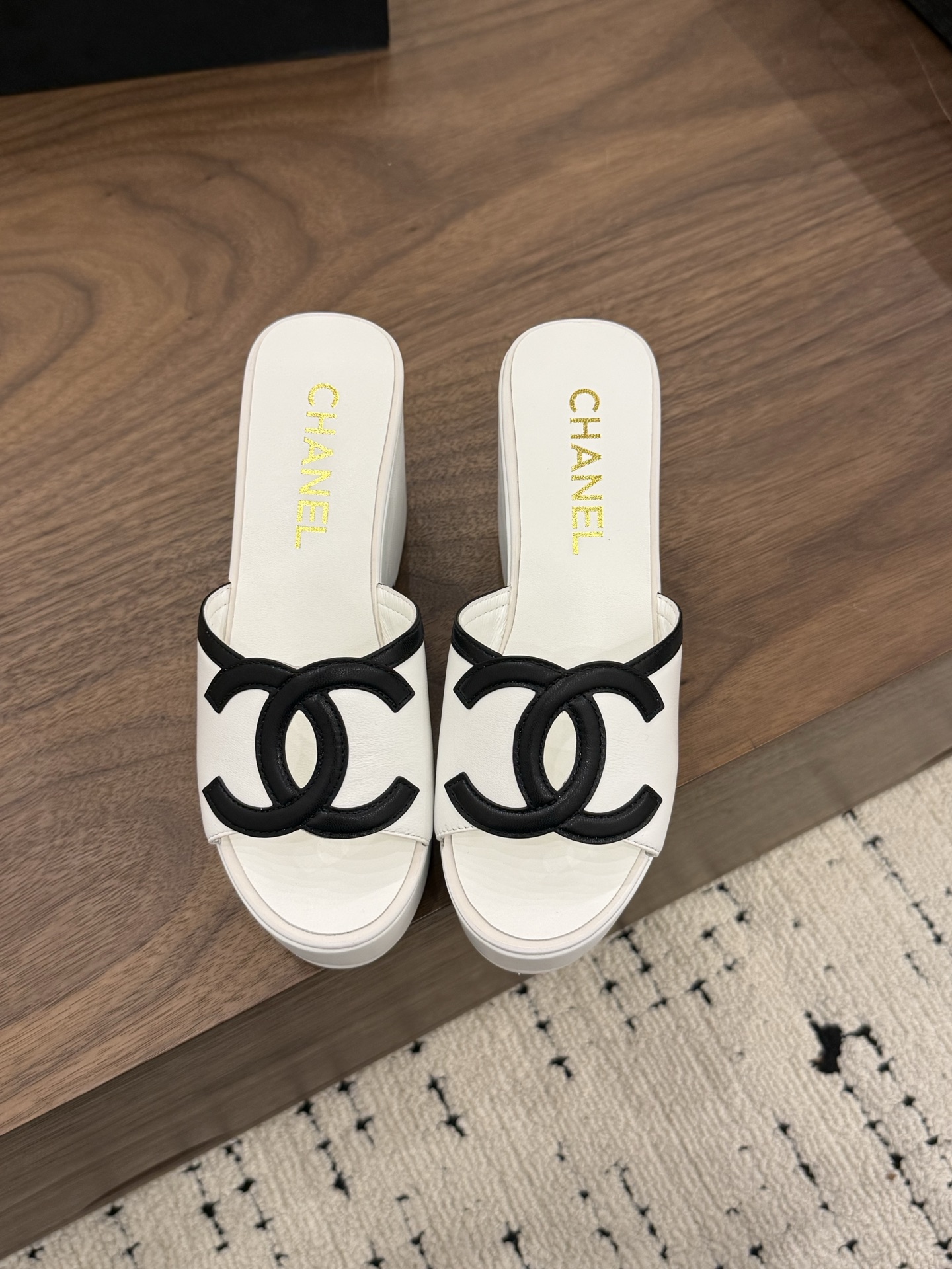 NO:785289,Spot Sale *|| Water platform wedge heels [Top high-end quality from major manufacturers] For lazy summer style, start with a pair of CHANEL thick-soled flip flops. You don’t have to work hard to match them. Step on them and you will win a lot!  Classic double C logo + thick sole design, elongated proportions and slim legs, soft and waxy feet feel like stepping on clouds, perfect for shopping, vacation, and staying at home~ Upper: cowhide, lining sheepskin, foot pad sheepskin Outsole: Italian genuine leather sole Heel height: 9.5cm heel height 4.5cm platform Packing: Comes with airplane box 10  35, 36, 37, 38, 39, (34/40/41 need to be customized and communicate with customer service), slippers, chanel, slippers, cowhide, sheepskin19860909Spot Sale  *||  水台坡跟【大厂顶级高端品质】 夏日慵懒风,从一双CHANEL厚底拖开始 不用费力搭配,踩上它就能赢很大！ 经典双C Logo + 厚底设计,拉长比例又显腿细, 软糯脚感像踩在云朵上,逛街、度假、宅家都超适配～ 鞋面: 牛皮 内里羊皮 垫脚羊皮 大底:意大利真皮底 跟高: 跟高9.5cm 水台4.5cm 包装: 带飞机盒10 35、36、37、38、39、(34/40/41 需要定做跟客服♂沟通),拖鞋,chanel,slippers,cowhide,sheepskin,Women's Shoes