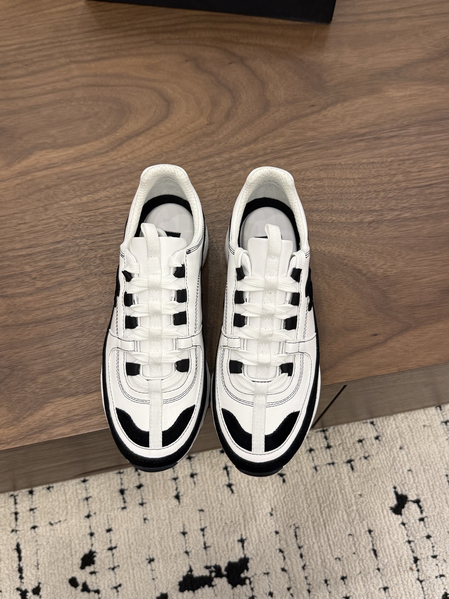 NO:785285,Spot Sale *|| Sneakers [Top high-end quality from major manufacturers] 5 color matching styles for all seasons. Red and white contrasting colors are vibrant and eye-catching | Black and white classics can never go wrong | Pure white minimalist and high-end sense | All black with full coolness | Off-white is gentle and suitable for skirts/trousers. Whether you are commuting, shopping or citywalking, a pair of Xiangjia sneakers will allow you to coexist with comfort and appearance, showing off 'effortless luxury' in a low-key way~  It is a collectible item when placed in the shoe cabinet, and it is a fashion statement when worn out!  Upper: cowhide/sheep leather, lining sheepskin, padded sheepskin, outsole: Italian leather sole, packaging: with airplane box 10 35, 36, 37, 38, 39, (34/40/41 need to be customized and communicate with customer service), casual shoes/sports shoes, chanel, sneakers, skirts, cowhide, sheepskin, sheep19860909Spot Sale  *||  运动鞋【大厂顶级高端品质】 5款配色承包四季风格 红白撞色活力吸睛｜黑白经典永不出错｜纯白极简高级感拉满｜全黑酷飒气场全开｜米白温柔适配裙装/裤装 无论是通勤、逛街还是citywalk, 一双香家运动鞋,让你舒适与颜值并存, 低调秀出“不费力的奢华”～ 摆进鞋柜是收藏级单品,穿出门是行走的时尚宣言！ 鞋面: 牛皮/羊京 内里羊皮 垫脚羊皮 大底:意大利真皮底 包装: 带飞机盒10 35、36、37、38、39、(34/40/41 需要定做跟客服♂沟通),休闲鞋/运动鞋,chanel,sneakers,skirts,cowhide,sheepskin,sheep,Women's Shoes