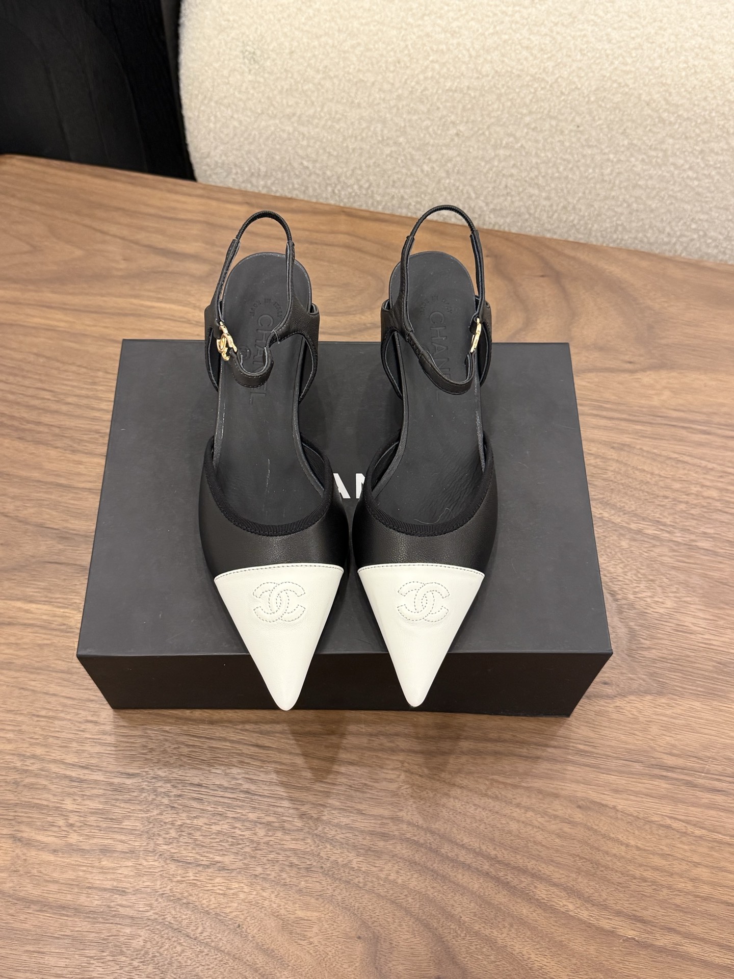 NO:785272,Spot Sale *|| Catwalk style [Top high-end quality from major manufacturers] The pointed toe design lengthens the leg lines, the thin heels make you walk steadily, and the metal double C buckle is embellished, and the details are ecstatic!  Whether it's for work, a date or afternoon tea, you'll look like a beauty with a 'hair-refining' vibe, even your back will shine. Who knows? Upper: cowhide, lining sheepskin, foot pad sheepskin. Outsole: Italian genuine leather sole. Heel height: 1cm/6cm/9cm. Packaging: Comes with airplane box 10 35, 36, 37, 38, 39, (34/40/41  Need to customize and communicate with customer service), high heels sandals, sandals, high heels, cowhide, sheepskin19860909Spot Sale  *||  走秀款【大厂顶级高端品质】 尖头设计拉长腿部线条,细跟走路稳稳当当, 金属双C扣点缀,细节控狂喜！ 不管是上班、约会还是下午茶, 穿上就是“精致到头发丝”的氛围感美女, 连背影都在发光谁懂 鞋面: 牛皮 内里羊皮 垫脚羊皮 大底:意大利真皮底 跟高: 1cm/6cm/9cm 包装: 带飞机盒10 35、36、37、38、39、(34/40/41 需要定做跟客服♂沟通),高跟鞋凉鞋,sandals,high heels,cowhide,sheepskin,Women's Shoes
