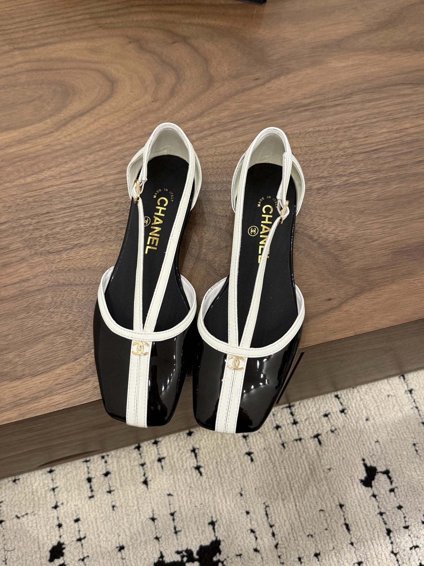 NO:786794,Spot Sale *|| Catwalk style horseshoe heels [top high-end quality from major manufacturers] The classic collision of black and white gold, the finishing touch of red and gold contrast, each pair is 'the romance of high-end footwear'. Square toe + Mary Jane strap + stiletto, retro and modern dance together on the toe - commuting is full of aura, dating is calm and gentle, shopping is free and fashionable, even the wind passes by with the exquisite aftertaste of Xiangjia~ Upper: Stone pattern/cowhide/patent leather  Sheepskin lining, sheepskin foot pads, outsole: Italian genuine leather sole, heel height: 8.5cm/1cm, packaging: with airplane box 10 35, 36, 37, 38, 39, (34/40/41 need to be customized and communicate with customer service), high-heeled shoes, chanel, mary jane, high heels, cowhide, sheepskin19860909Spot Sale  *||  走秀款马蹄跟【大厂顶级高端品质】 黑白金的经典碰撞,红金撞色的点睛之笔,每一双都是「脚踩高定的浪漫」. 方头+玛丽珍带+细跟,复古与摩登在鞋尖共舞—— 通勤是气场全开,约会是从容温柔,逛街是自在时髦,连风掠过都带着香家的精致余韵~ 鞋面: 石头纹/牛皮/漆皮 内里羊皮 垫脚羊皮 大底:意大利真皮底 跟高: 8.5cm/1cm 包装: 带飞机盒10 35、36、37、38、39、(34/40/41 需要定做跟客服♂沟通),高跟鞋单鞋,chanel,mary jane,high heels,cowhide,sheepskin,Women's Shoes