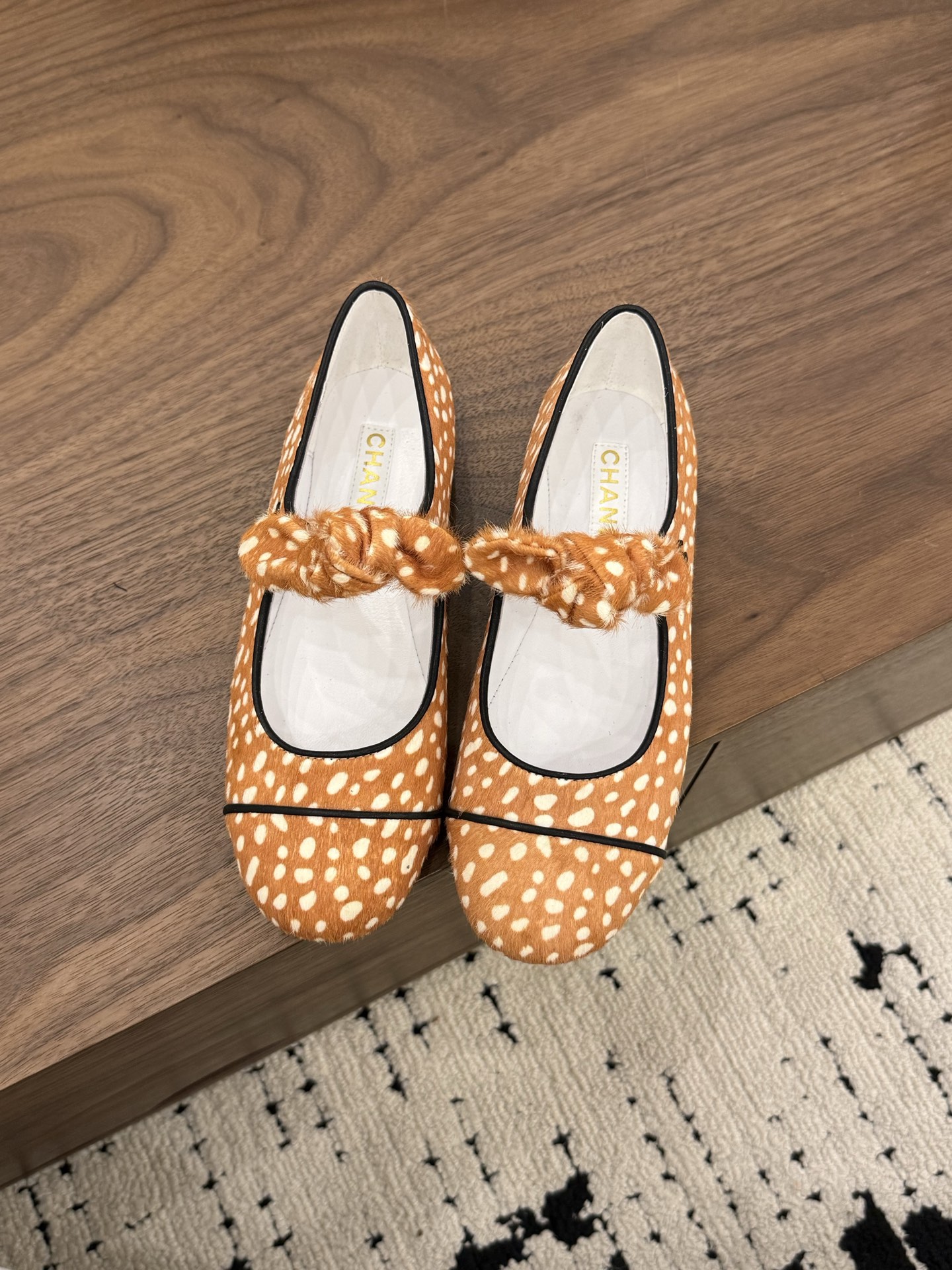 NO:889665,Spot Sale *|| Horsehair Mary Jane [Top high-end quality from a major manufacturer] Bring ballet into daily life. Every pair of the polka-dot Mary Jane from Fragrance Grandma's house is a heart-stopper~ From classic black and white to retro orange and brown, and playful leopard print splicing. It is gentle with skirts and casual with jeans. Today is another day of falling for ballet aesthetics. Upper: horse hair, lining sheepskin, stepping sheepskin. Outsole: Italian genuine leather sole. Heel height: 1cm. Packaging: 10cm with airplane box.  35, 36, 37, 38, 39, (34/40/41 need to be customized and communicate with customer service), mary jane, mary jane, skirts, jeans, sheepskin19860909Spot Sale  *||  马毛玛丽珍【大厂顶级高端品质】 把芭蕾跳进日常里 香奶奶家的波点玛丽珍,每一双都是心动狙击～ 从经典黑白到复古橘棕,还有俏皮豹纹拼接 搭裙子温柔,配牛仔裤随性 今天又是为芭蕾美学沦陷的一天 鞋面: 马毛 内里羊皮 垫脚羊皮 大底:意大利真皮底 跟高: 1cm 包装: 带飞机盒10 35、36、37、38、39、(34/40/41 需要定做跟客服♂沟通),玛丽珍,mary jane,skirts,jeans,sheepskin,Women's Shoes
