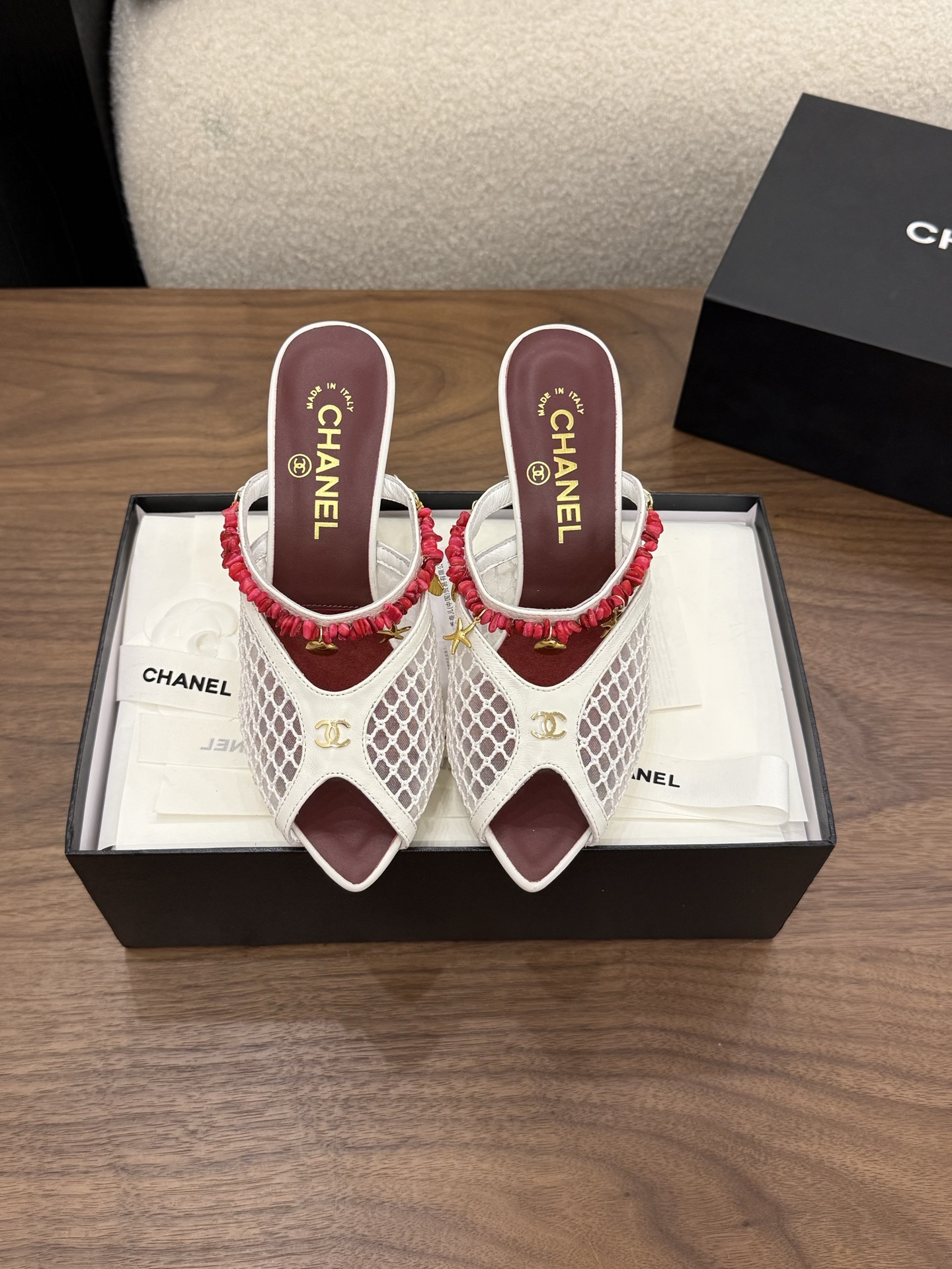 NO:817113,Spot Sale *|| Mesh slippers [Top high-end quality from major manufacturers] Mesh Mules | Red sole + mesh = a perfect combination!  The pointed toe makes you look slimmer, breathable and not tiring on your feet. The three colors of white/beige/black are super versatile~ You can wear it for commuting and dating, it’s elegant to the core!  Upper: Mesh, inner mesh, sheepskin for feet, Outsole: Italian leather sole, Heel height: 4cm/8cm, Packing: with airplane box 10 35, 36, 37, 38, 39, (34/40/41 need to be customized and communicate with customer service) The price is quite high!  !  !  ,high heels slippers,high heels,slippers,sheepskin19860909Spot Sale  *||  网面拖鞋【大厂顶级高端品质】 网纱穆勒鞋｜红底+网纱=绝美组合！ 尖头显瘦,透气不累脚, 白/米/黑三色都超百搭～ 通勤约会都能穿,优雅到骨子里！ 鞋面: 网面 内里网面 垫脚羊皮 大底:意大利真皮底 跟高: 4cm/8cm 包装: 带飞机盒10 35、36、37、38、39、(34/40/41 需要定做跟客服♂沟通) 注跑量价不少10！！！,高跟鞋拖鞋,high heels,slippers,sheepskin,Women's Shoes