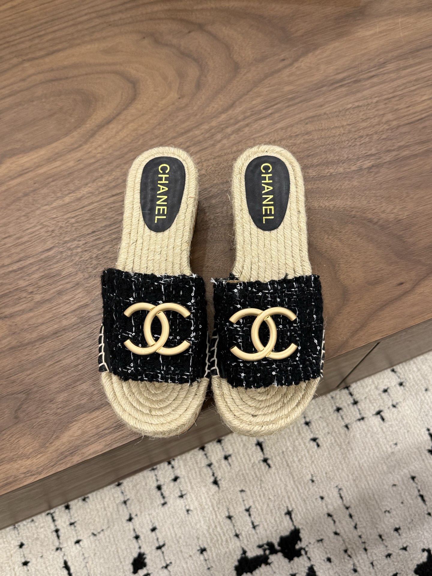 NO:818632,Spot Sale *|| Hemp rope wood sole [top high-end quality from a major manufacturer] Classic tweed fabric color matching, plus the iconic double C Logo, perfect texture, just take a photo and it will be an ins-style blockbuster. What struck me the most are the three-dimensional camellia models below, they are really amazing!  Upper: original cloth, lining sheepskin, hemp rope for feet, outsole: Italian leather sole, heel height: hemp rope 5cm, packaging: with airplane box 10 35, 36, 37, 38, 39, (34/40/41 need to be customized and communicate with customer service), slippers, slippers, sheepskin19860909Spot Sale  *||  麻绳木底【大厂顶级高端品质】 经典的粗花呢面料拼色,加上标志性的双C Logo,质感满分,随便一拍就是ins风大片. 最戳我的是下面几双立体山茶花款,真的太仙了！ 鞋面: 原版布 内里羊皮 垫脚麻绳 大底:意大利真皮底 跟高: 麻绳5cm 包装: 带飞机盒10 35、36、37、38、39、(34/40/41 需要定做跟客服♂沟通),拖鞋,slippers,sheepskin,Women's Shoes