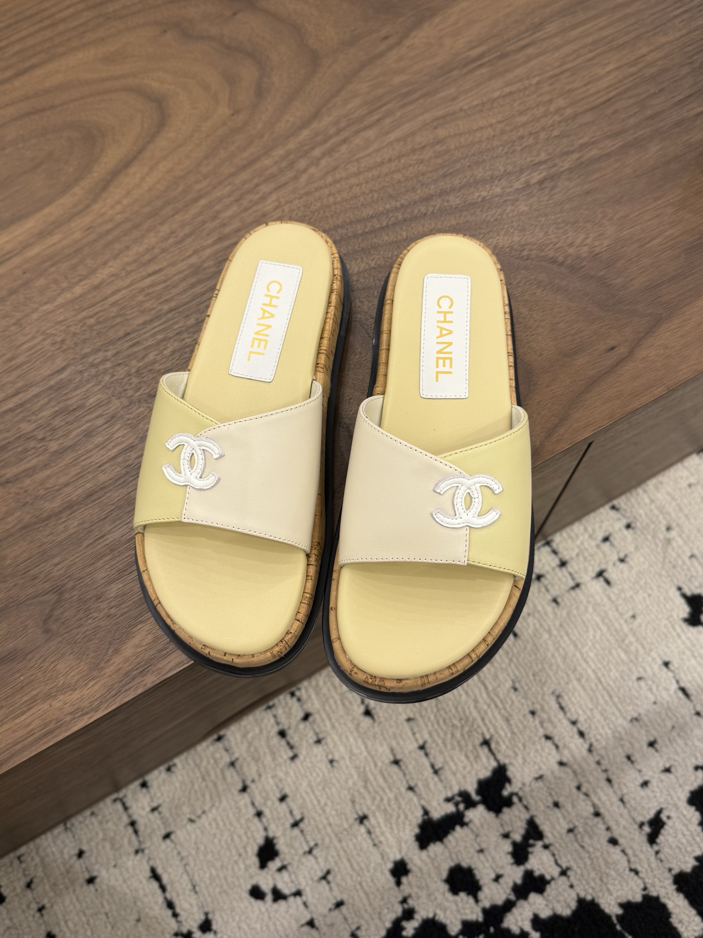NO:818554,Spot Sale *|| Beach platform shoes [top high-end quality from major manufacturers] Upper: cowhide, sheepskin lining, padding sheepskin Outsole: TPU rubber sole Heel height: 3cm Packing: with airplane box 10 35, 36, 37, 38, 39, (34/40/41 need to be customized and communicate with customer service), slippers, slippers, cowhide, sheepskin19860909Spot Sale  *||  沙滩水台鞋【大厂顶级高端品质】 鞋面: 牛皮 内里羊皮 垫脚羊皮 大底:TPU橡胶底 跟高: 3cm 包装: 带飞机盒10 35、36、37、38、39、(34/40/41 需要定做跟客服♂沟通),拖鞋,slippers,cowhide,sheepskin,Women's Shoes