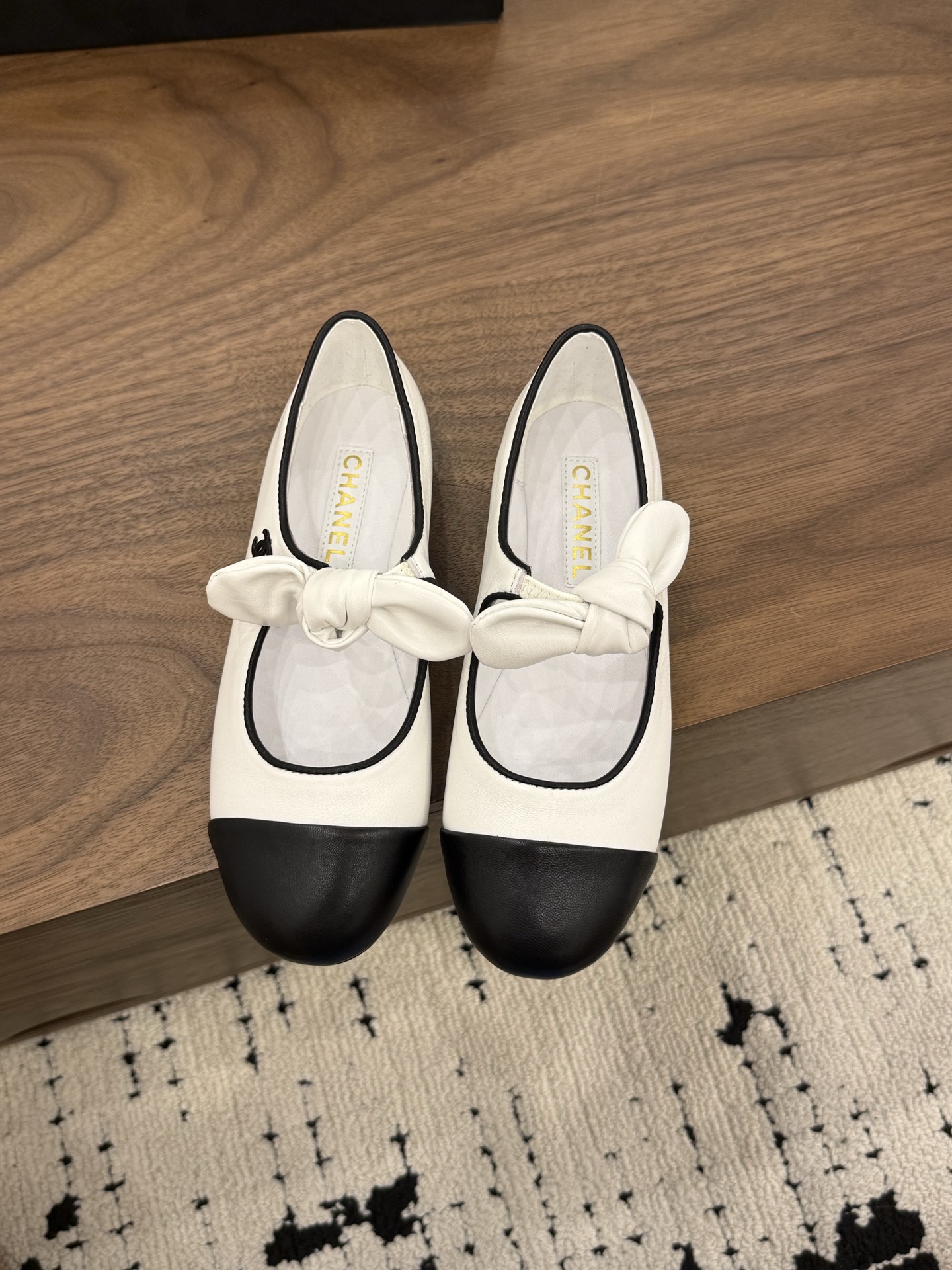 NO:818587,Spot Sale *|| Bow Mary Jane [Top high-end quality from a major manufacturer] Upper: cowhide, sheepskin lining, padding sheepskin Outsole: genuine leather sole Heel height: 0.5cm Packing: with airplane box 10 35, 36, 37, 38, 39, (34/40/41 need to be customized and communicate with customer service), Mary Jane, mary jane,cowhide,sheepskin19860909Spot Sale  *||  蝴蝶结玛丽珍【大厂顶级高端品质】 鞋面: 牛皮 内里羊皮 垫脚羊皮 大底:真皮底 跟高: 0.5cm 包装: 带飞机盒10 35、36、37、38、39、(34/40/41 需要定做跟客服♂沟通),玛丽珍,mary jane,cowhide,sheepskin,Women's Shoes