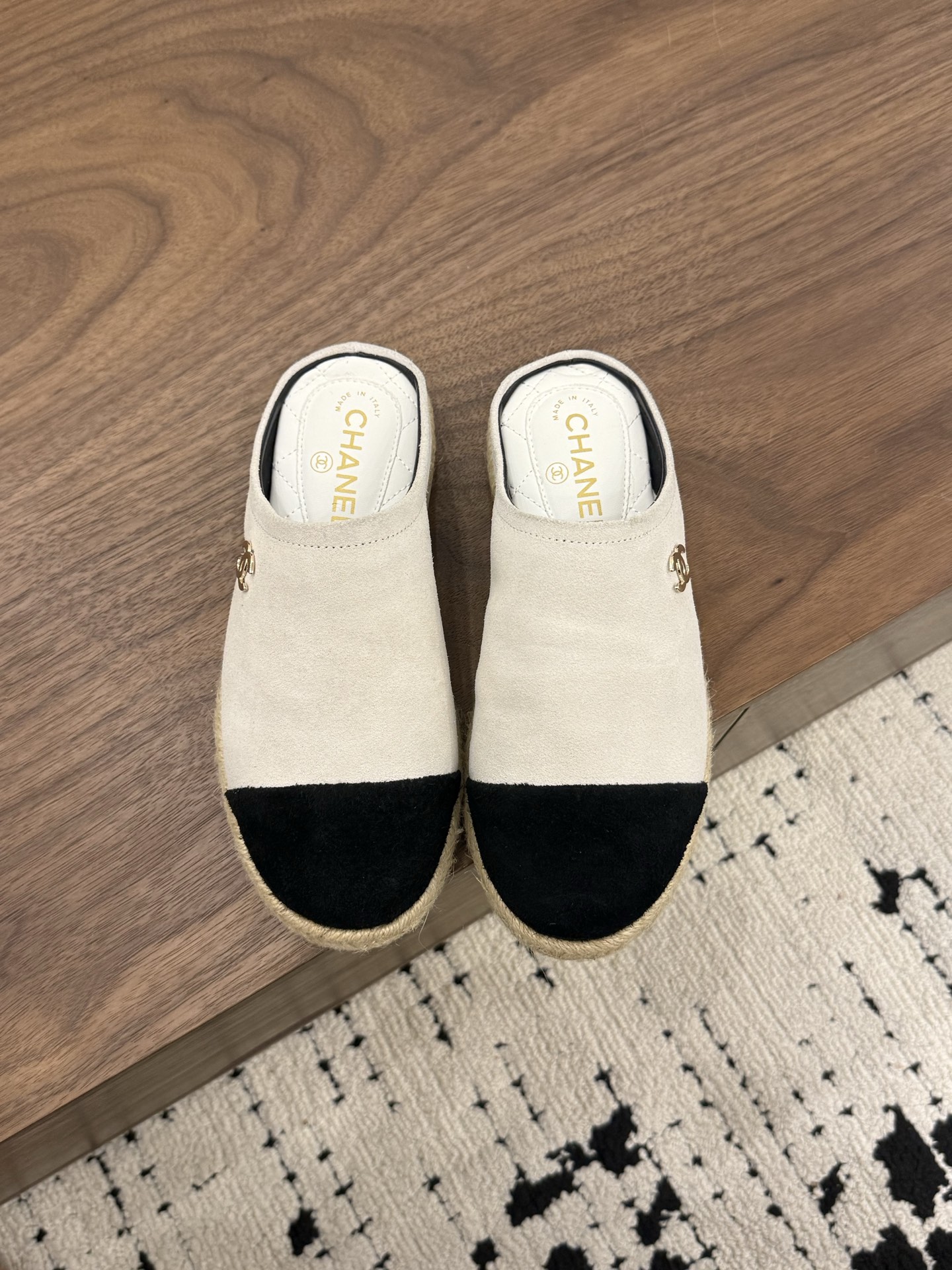 NO:815311,Spot Sale *|| Lazy fisherman slippers [top high-end quality from major manufacturers] The suede upper material is soft and comfortable, with a thick straw sole, which is both tall and breathable. Off-white + black, caramel brown + black, pure black + off-white, each pair has its own French lazy feeling. Upper: Yangjing, lining sheepskin, foot pad sheepskin, outsole: rubber wear-resistant TPU, heel height: 1cm, packaging: with airplane box 10  35, 36, 37, 38, 39, (34/40/41 need to be customized and communicate with customer service), semi-motor, slippers, espadrilles, espadrilles, sheepskin, sheep19860909Spot Sale  *||  懒人渔夫拖鞋【大厂顶级高端品质】 鞋面绒面材质柔软舒适,搭配草编厚底,既显高又透气 米白+黑、焦糖棕+黑、纯黑+米白,每一双都自带法式慵懒感 鞋面: 羊京 内里羊皮 垫脚羊皮 大底:橡胶耐磨TPU 跟高: 1cm 包装: 带飞机盒10 35、36、37、38、39、(34/40/41 需要定做跟客服♂沟通),半拖,slippers,espadrilles,espadrilles,sheepskin,sheep,Women's Shoes