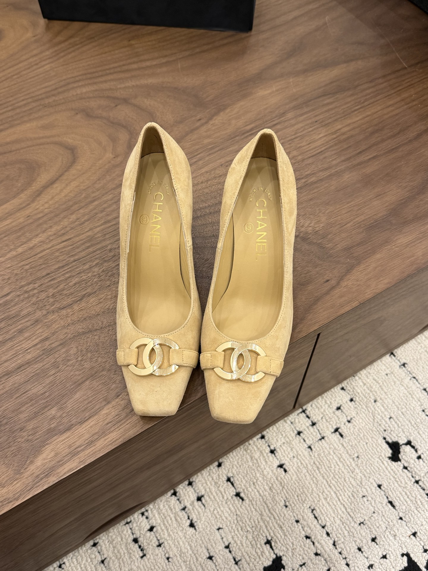 NO:815304,Sot Sale *|| [Top high-end quality from major manufacturers] The classic item that cannot be missed this season - Chane square-toe high heels. The warmth of beige suede, the delicacy of white calfskin, and the restraint of black patent leather, with the support of the square toe and metal double C, redefine French elegance. Whether it is commuting to the workplace or a dinner date, it is the confidence that allows you to step calmly. Upper: cowhide, lining sheepskin, padded sheepskin Outsole: Italian genuine leather sole  Heel height: 9cm Packing: With airplane box 10 35, 36, 37, 38, 39, (34/40/41 need to be customized and communicate with customer service), high-heeled shoes, chanel, high heels, cowhide, sheepskin, chamois leather19860909Sot Sale  *|| 【大厂顶级高端品质】 本季不可错过的经典单品——Chane方头高跟鞋.米色麂皮的温润、白色小牛皮的细腻、黑色漆皮的克制,在方形鞋头与金属双C的加持下,将法式优雅重新定义.无论是职场通勤还是晚宴约会,它都是让你从容迈步的底气 鞋面: 牛皮 内里羊皮 垫脚羊皮 大底:意大利真皮底 跟高: 9cm 包装: 带飞机盒10 35、36、37、38、39、(34/40/41 需要定做跟客服♂沟通),高跟鞋单鞋,chanel,high heels,cowhide,sheepskin,chamois leather,Women's Shoes