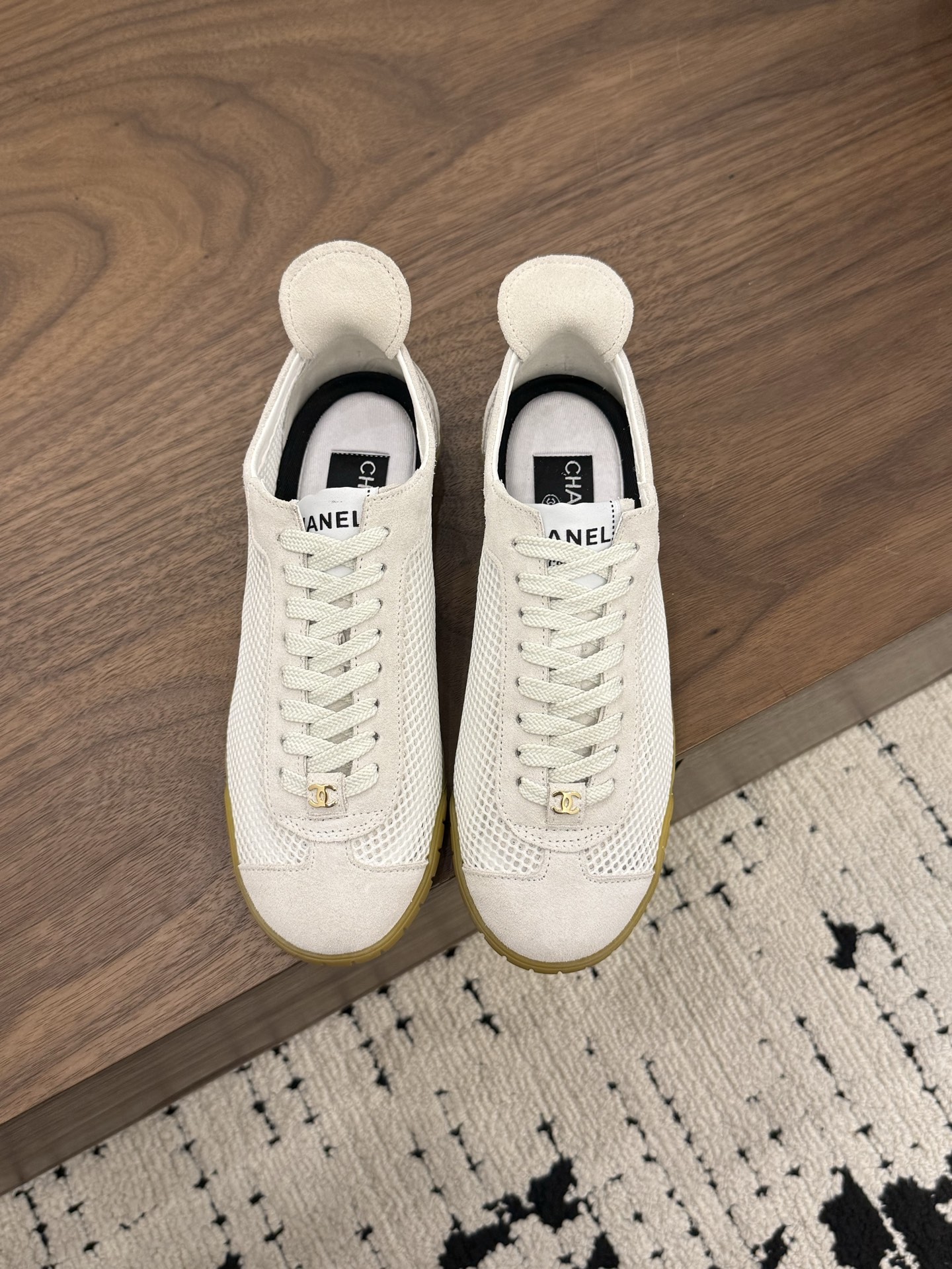 NO:818578,Spot Sale *|| Casual shoes [top high-end quality from major manufacturers] COLLECTION | Summer light plan Mesh splicing suede, breathable and textured. From cream white to nude pink to classic black, four pairs of shoes can match the entire wardrobe. Retro moral shoe type, comes with 90s filter, every step is on the fashion beat. Upper: Mesh/Yangjing Inner mesh Foot pad sheepskin Outsole: Italian genuine leather sole  Heel height: 1cm Packing: With airplane box 10 35, 36, 37, 38, 39, (34/40/41 need to be customized and communicate with customer service), casual shoes/sports shoes, sneakers, sheepskin, sheep, chamois leather19860909Spot Sale  *||  休闲鞋【大厂顶级高端品质】 COLLECTION | 夏日轻盈计划 网纱拼接麂皮,透气与质感并存. 从奶油白到裸粉再到经典黑,四双鞋承包整个衣橱的搭配. 复古德训鞋型,自带 90s 滤镜,每一步都踩在时尚节拍上. 鞋面: 网面/羊京 内里网 垫脚羊皮 大底:意大利真皮底 跟高: 1cm 包装: 带飞机盒10 35、36、37、38、39、(34/40/41 需要定做跟客服♂沟通),休闲鞋/运动鞋,sneakers,sheepskin,sheep,chamois leather,Women's Shoes