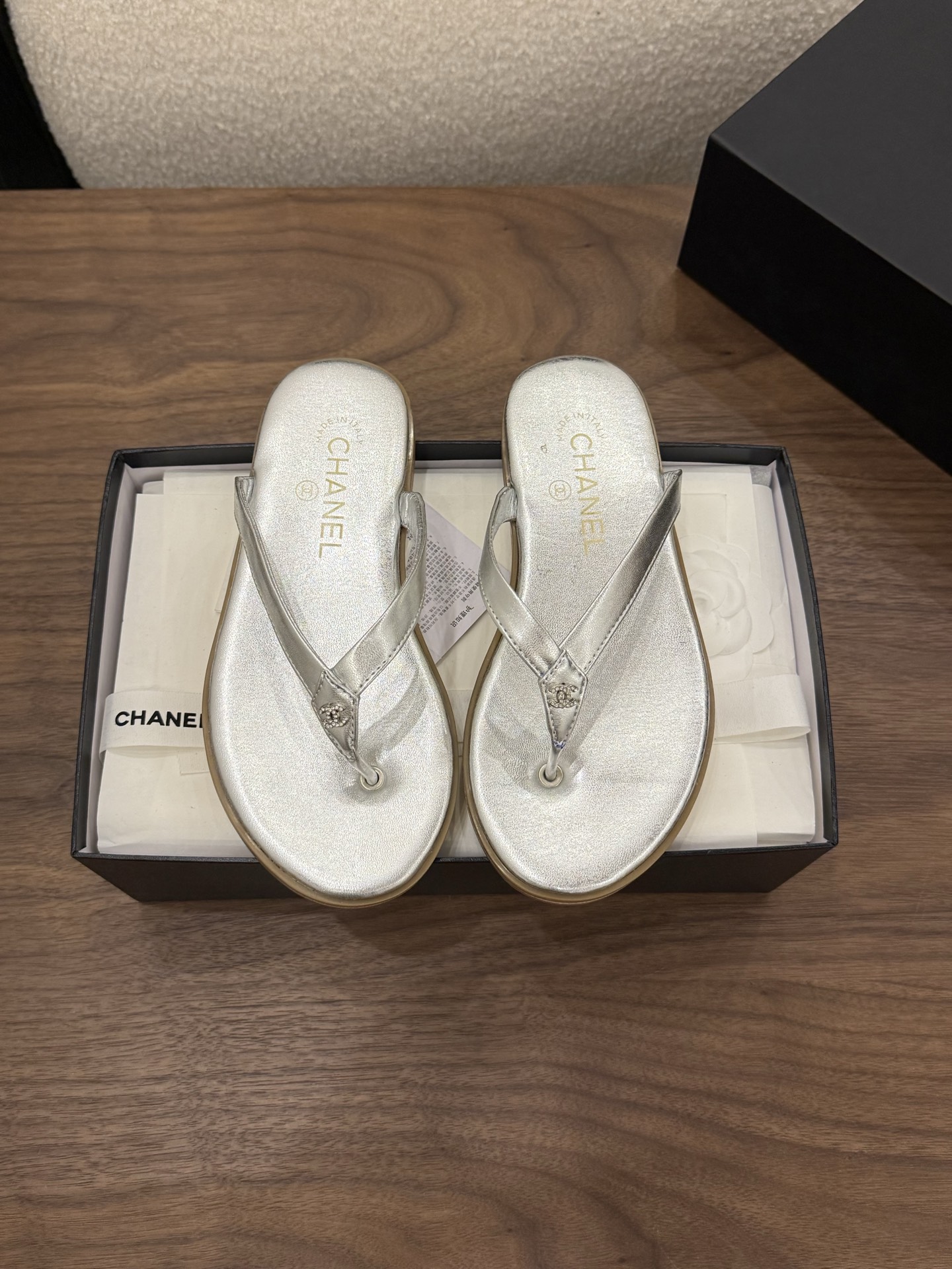 NO:818553,Spot Sale *|| Flip-flops [Top high-end quality from major manufacturers] Metallic gloss × classic solid color, from daytime coffee to sunset cocktail parties, a pair of flip-flops can also interpret a variety of styles. Which color would you pick?  Upper: cowhide, lining sheepskin Outsole: Italian genuine leather sole Heel height: 1cm Packing: with airplane box19860909Spot Sale  *||  夹趾人字拖鞋【大厂顶级高端品质】 金属光泽×经典纯色,从日间咖啡到日落酒会,一双人字拖也能演绎多面风格.你pick哪一色？ 鞋面: 牛皮 内里羊皮 大底:意大利真皮底 跟高: 1cm 包装: 带飞机盒10 35、36、37、38、39、(34/40/41 需要定做跟客服♂沟通),分趾鞋,slippers,cowhide,sheepskin,Women's Shoes