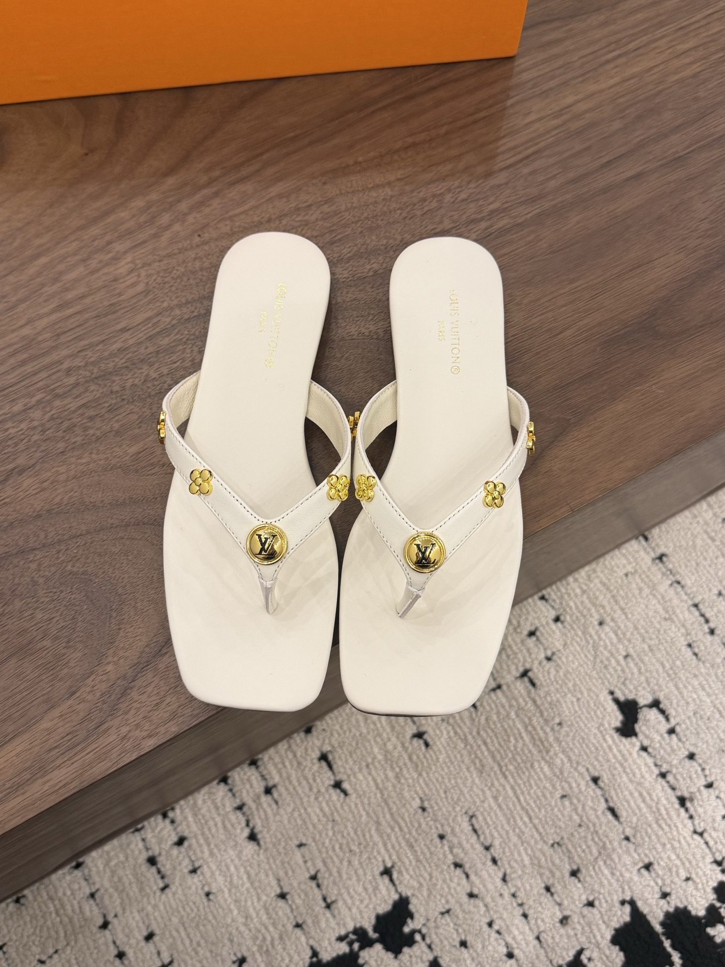 NO:818559,Cowhide upper, genuine leather outsole 35-39 40 41 Customized, I am completely impressed by this pair of LV little flower slippers!  The square toe design makes your legs look longer, the five small flowers on the hardware are too heavy-duty, and the golden richness, silver and futuristic look bling under the sun, the nude color is versatile, and the black is cool...a pair of shoes can complete all summer outfits!  Wear it to the beach on vacation, you won’t be tired when walking, and you will still be able to wear it. Split-toe shoes, louis vuitton, cowhide, Leather soles19860909牛皮鞋面 真皮大底 35-39 40 41 定做 被 LV 这双小花拖彻底拿捏了！ 方头设计超显腿长,五朵小花五金太重工了,阳光下blingbling的 金色富贵、银色未来感、裸色百搭、黑色酷飒…一双鞋搞定所有夏日穿搭！ 度假穿它去沙滩,走路不累还巨出片,分趾鞋,louis vuitton,cowhide,Leather soles,Women's Shoes