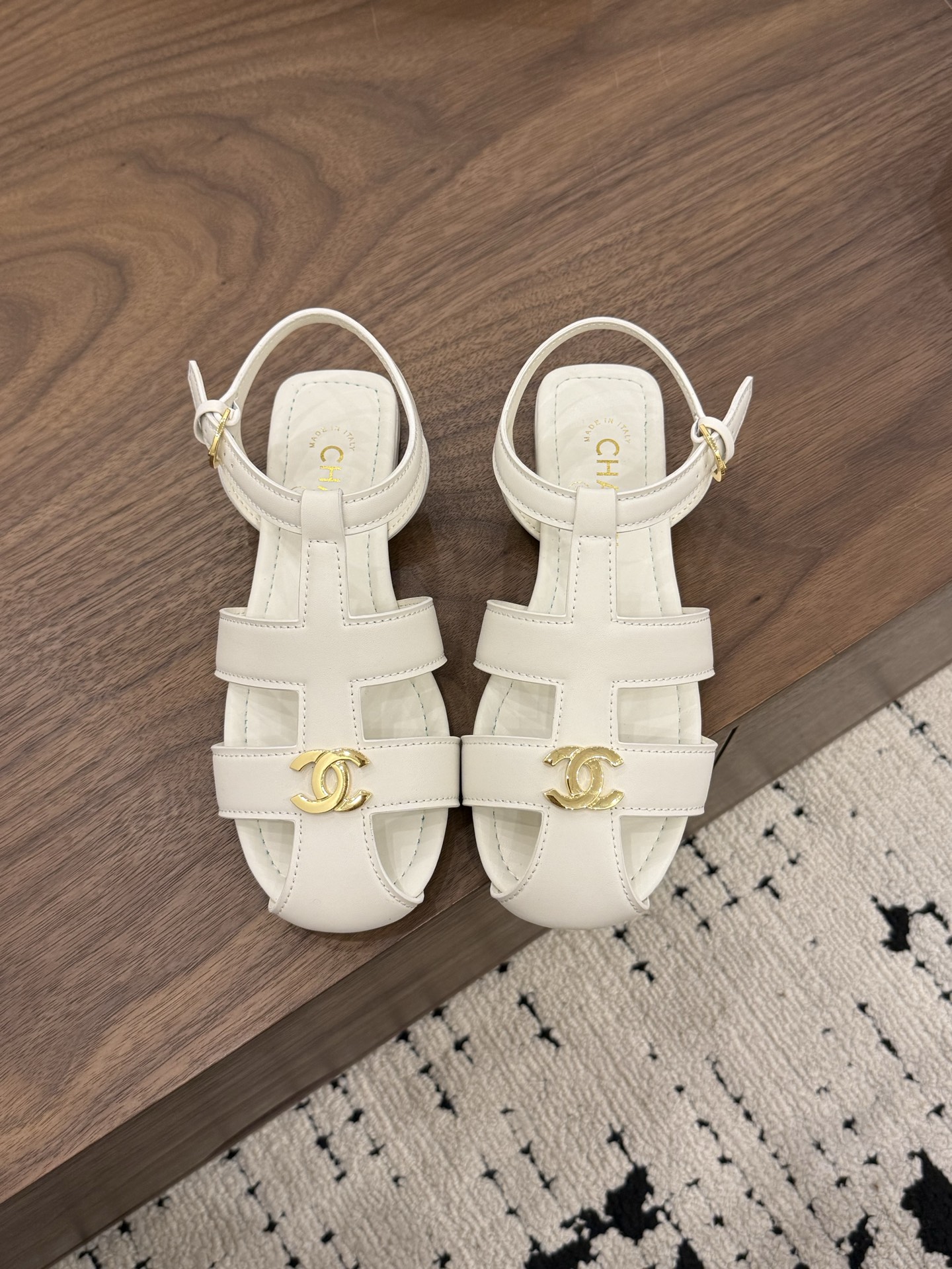 NO:877015,Spot Sale *|| Roman Holiday Sandals [Top high-end quality from a major manufacturer] Classic double C metal buckle, instantly recognizable Xiangjia genes, full of sophistication; Retro pig cage shoe shape + low heel design, modify the foot shape to show longer legs, walking steadily without tiring the feet; Four colors are available: off-white fresh, goose yellow gentle, burgundy retro, and black versatile, suitable for all seasons!  Upper: cowhide, lining sheepskin Outsole: Italian genuine leather sole Heel height: 1cm Packing: with airplane box19860909Spot Sale  *||  罗马假日度假凉鞋【大厂顶级高端品质】 经典双C金属扣,一眼识得的香家基因,精致感拉满； 复古猪笼鞋型+低跟设计,修饰脚型显腿长,走路稳当不累脚； 四色可选米白清新、鹅黄温柔、酒红复古、黑色百搭,承包四季穿搭！ 鞋面: 牛皮 内里羊皮 大底:意大利真皮底 跟高: 1cm 包装: 带飞机盒10 35、36、37、38、39、(34/40/41 需要定做跟客服♂沟通),拖鞋凉鞋,chanel,sandals,slippers,cowhide,sheepskin,Women's Shoes