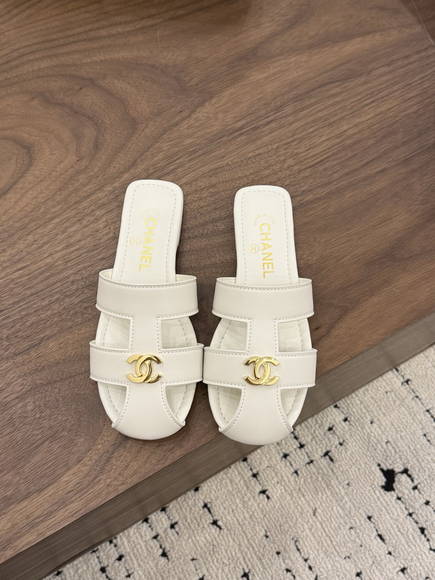 NO:877023,Spot Sale *|| Roman Holiday Slippers [Top high-end quality from a major manufacturer] Classic double-C metal buckle, instantly recognizable Xiang family genes, full of sophistication; Retro pig cage shoe shape + low heel design, modify the foot shape to show longer legs, walking steadily without tiring the feet; Four colors available: off-white fresh, goose yellow gentle, burgundy retro, black versatile, contracted to be worn in all seasons!  Upper: cowhide, lining sheepskin Outsole: Italian genuine leather sole Heel height: 1cm Packing: with airplane box19860909Spot Sale  *||  罗马假日度假拖鞋【大厂顶级高端品质】 经典双C金属扣,一眼识得的香家基因,精致感拉满； 复古猪笼鞋型+低跟设计,修饰脚型显腿长,走路稳当不累脚； 四色可选米白清新、鹅黄温柔、酒红复古、黑色百搭,承包四季穿搭！ 鞋面: 牛皮 内里羊皮 大底:意大利真皮底 跟高: 1cm 包装: 带飞机盒10 35、36、37、38、39、(34/40/41 需要定做跟客服♂沟通),拖鞋凉鞋,chanel,sandals,slippers,cowhide,sheepskin,Women's Shoes