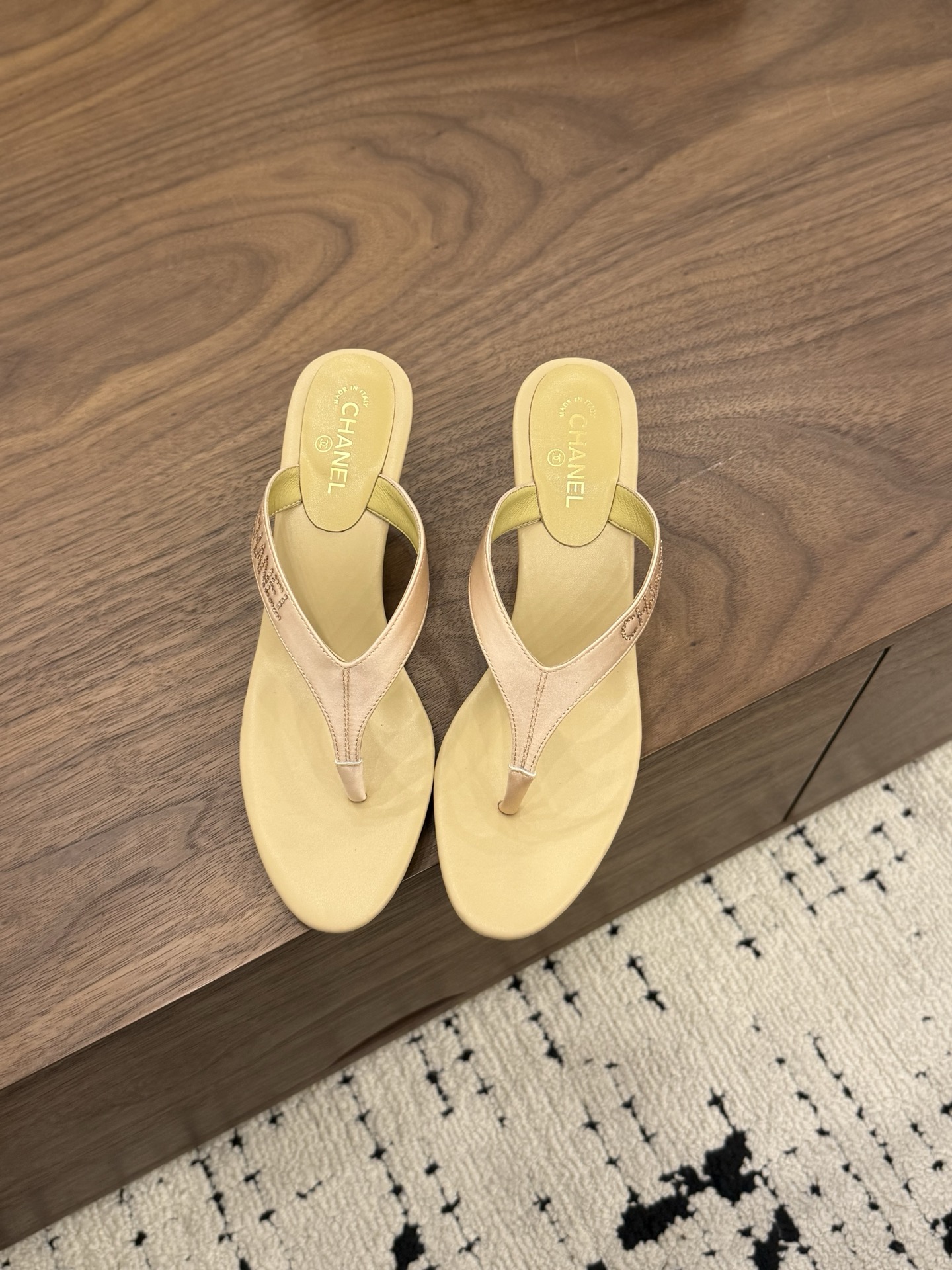 NO:867983,Spot Sale *|| High-heeled thong sandals [top high-end quality from major manufacturers] Upper: satin, sheepskin lining Outsole: Italian genuine leather sole Heel height: 6cm Packing: with airplane box19860909Spot Sale  *||  高跟夹趾凉拖【大厂顶级高端品质】 鞋面: 绸缎 内里羊皮 大底:意大利真皮底 跟高: 6cm 包装: 带飞机盒10 35、36、37、38、39、(34/40/41 需要定做跟客服♂沟通),分趾鞋高跟鞋,high heels,sheepskin,silk fabric,Women's Shoes