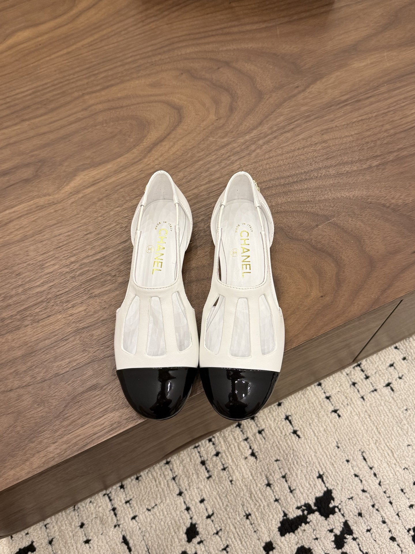 NO:867977,Spot Sale *|| Catwalk style hollow shoes [top high-end quality from major manufacturers] Upper: cowhide, sheepskin lining, padding sheepskin Outsole: Italian genuine leather sole Heel height: 1cm Packing: with airplane box 10 35, 36, 37, 38, 39, (34/40/41 need to be customized and communicate with customer service), sandals, sandals, cowhide, sheepskin19860909Spot Sale  *||  走秀款镂空单鞋【大厂顶级高端品质】 鞋面: 牛皮 内里羊皮 垫脚羊皮 大底:意大利真皮底 跟高: 1cm 包装: 带飞机盒10 35、36、37、38、39、(34/40/41 需要定做跟客服♂沟通),凉鞋,sandals,cowhide,sheepskin,Women's Shoes