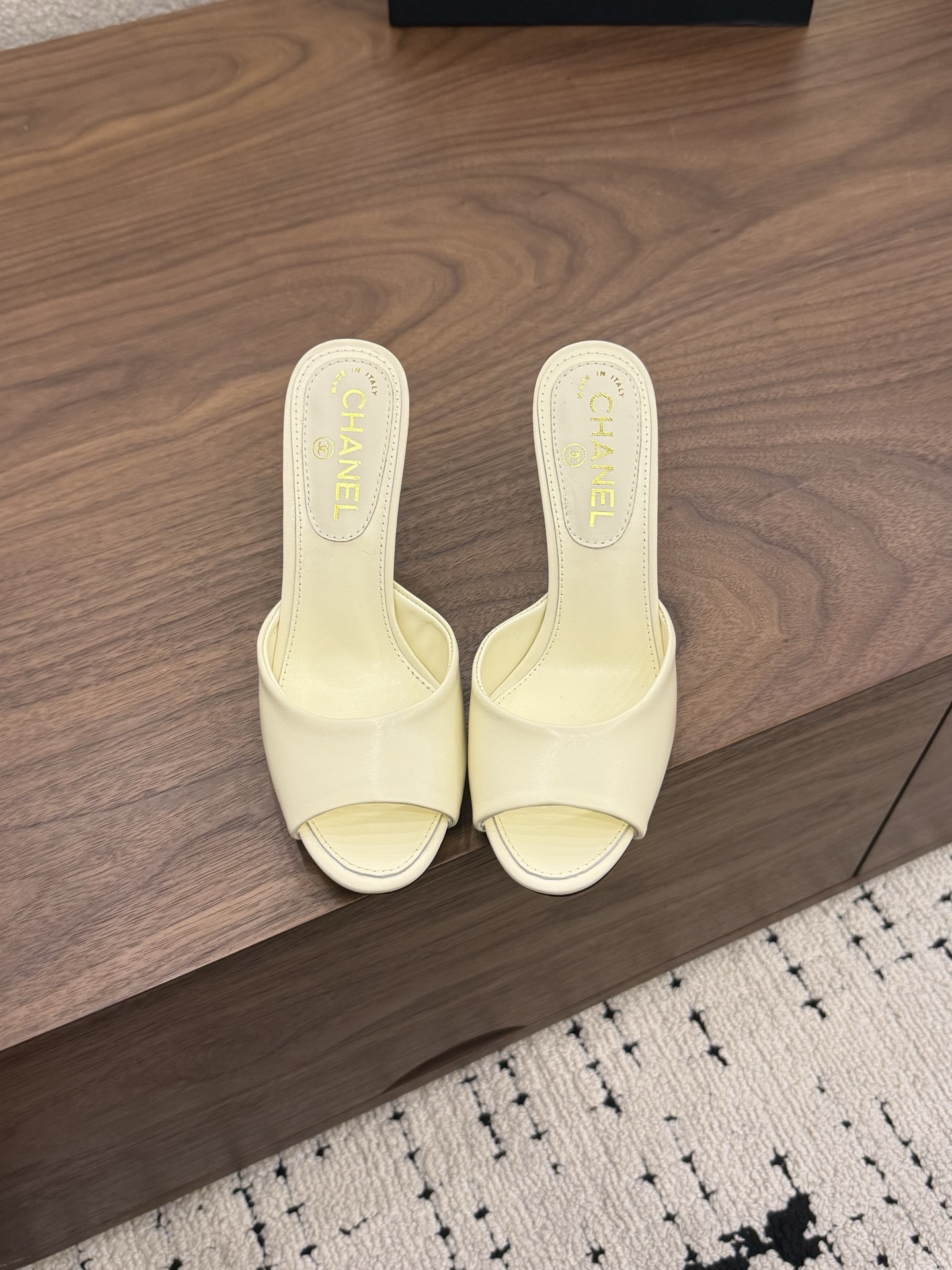 NO:867970,Spot Sale *|| Double C high-heeled slippers [top high-end quality from major manufacturers] Upper: cowhide/cloth, sheepskin lining, padding sheepskin Outsole: Italian genuine leather sole Heel height: 9cm Packing: with airplane box 10 35, 36, 37, 38, 39, (34/40/41 need to be customized and communicate with customer service), high heels and slippers, high  heels,slippers,cowhide,sheepskin19860909Spot Sale  *||  双C高跟拖鞋【大厂顶级高端品质】 鞋面: 牛皮/布 内里羊皮 垫脚羊皮 大底:意大利真皮底 跟高: 9cm 包装: 带飞机盒10 35、36、37、38、39、(34/40/41 需要定做跟客服♂沟通),高跟鞋拖鞋,high heels,slippers,cowhide,sheepskin,Women's Shoes