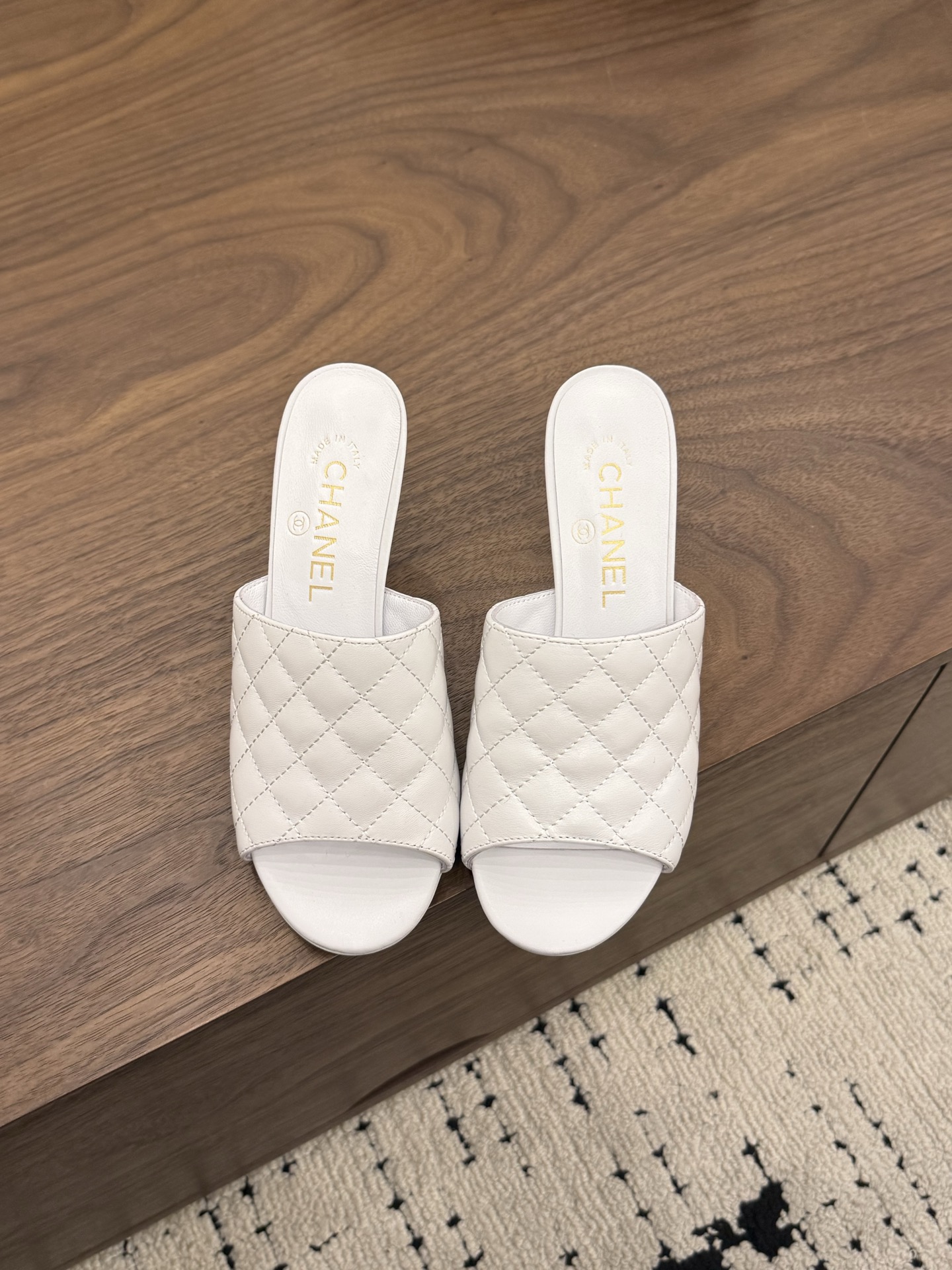 NO:867990,Spot Sale *|| Lingge Big C catwalk model [top high-end quality from a major manufacturer] Sheepskin lining, sheepskin foot pads, outsole: Italian genuine leather sole, heel height: 7.5cm, packaging: with airplane box 10 35, 36, 37, 38, 39, (34/40/41 need to be customized and communicate with customer service), high heels and slippers, high heels, slippers, sheepskin19860909Spot Sale  *||  菱格大C走秀款【大厂顶级高端品质】 内里羊皮 垫脚羊皮 大底:意大利真皮底 跟高: 7.5cm 包装: 带飞机盒10 35、36、37、38、39、(34/40/41 需要定做跟客服♂沟通),高跟鞋拖鞋,high heels,slippers,sheepskin,Women's Shoes