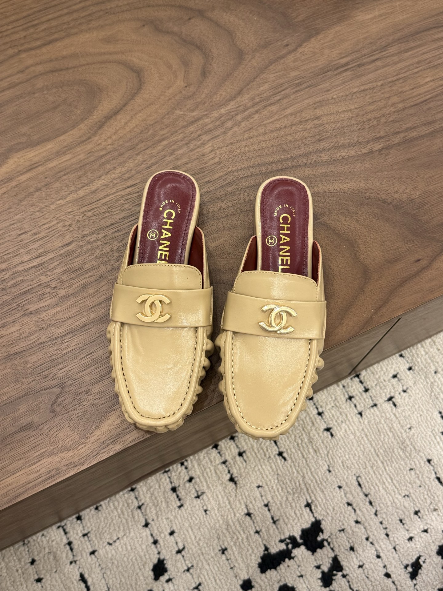NO:869748,Spot Sale *|| Loafers [Top high-end quality from major manufacturers] Iconic double-C metal buckle with soft leather, perfect foot comfort!  Whether paired with suit pants or a mini skirt, it can easily enhance the sophistication of the overall outfit. Don’t know what shoes to wear when the season changes?  You’re right to choose these three pairs!  Upper: cowhide, lining sheepskin, padding sheepskin, outsole: Italian leather sole, heel height: 1.5cm, packaging: with airplane box 10 35, 36, 37, 38, 39, (34/40/41 need to be customized and communicate with customer service), half-slip sandals, loafers, sandals, skirts, business suit, cowhide, sheepskin19860909Spot Sale  *||  乐福鞋【大厂顶级高端品质】 标志性的 双C金属扣 搭配柔软皮革,脚感舒适度满分！ 无论是搭配西装裤还是小裙子,都能轻松提升整体穿搭的精致度. 换季不知道穿什么鞋？选这三双准没错！ 鞋面: 牛皮 内里羊皮 垫脚羊皮 大底:意大利真皮底 跟高: 1.5cm 包装: 带飞机盒10 35、36、37、38、39、(34/40/41 需要定做跟客服♂沟通),半拖凉鞋,loafers,sandals,skirts,business suit,cowhide,sheepskin,Women's Shoes